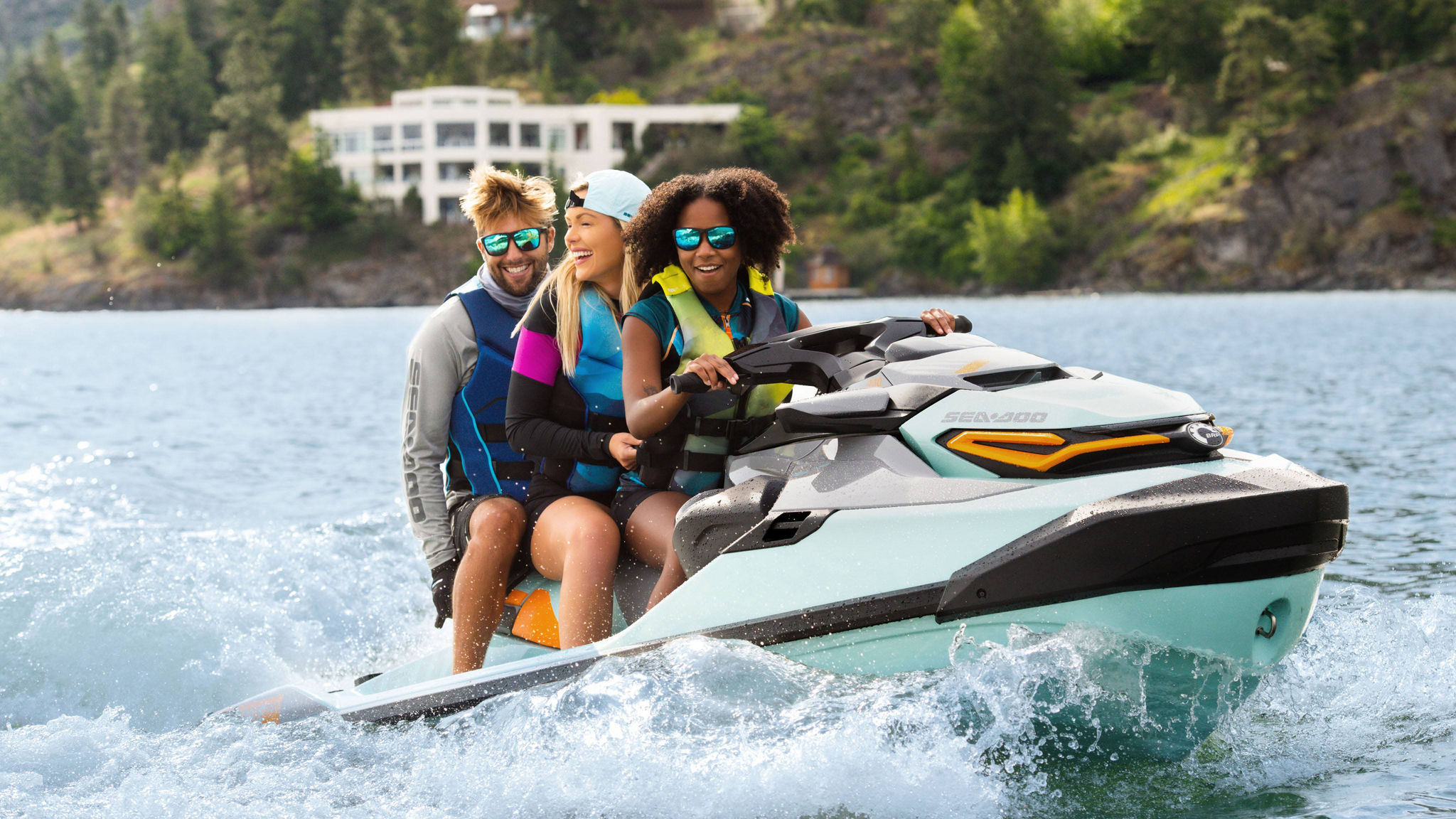 Tres amigos en un Sea-Doo Wake Pro