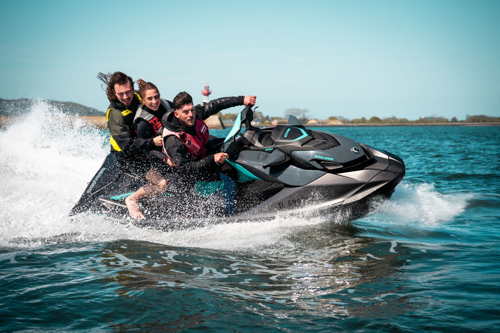 Trois personnes en excursion sur un scooter des mers Sea-Doo