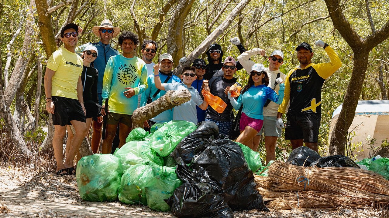 Comunidad SDSC limpiando playa