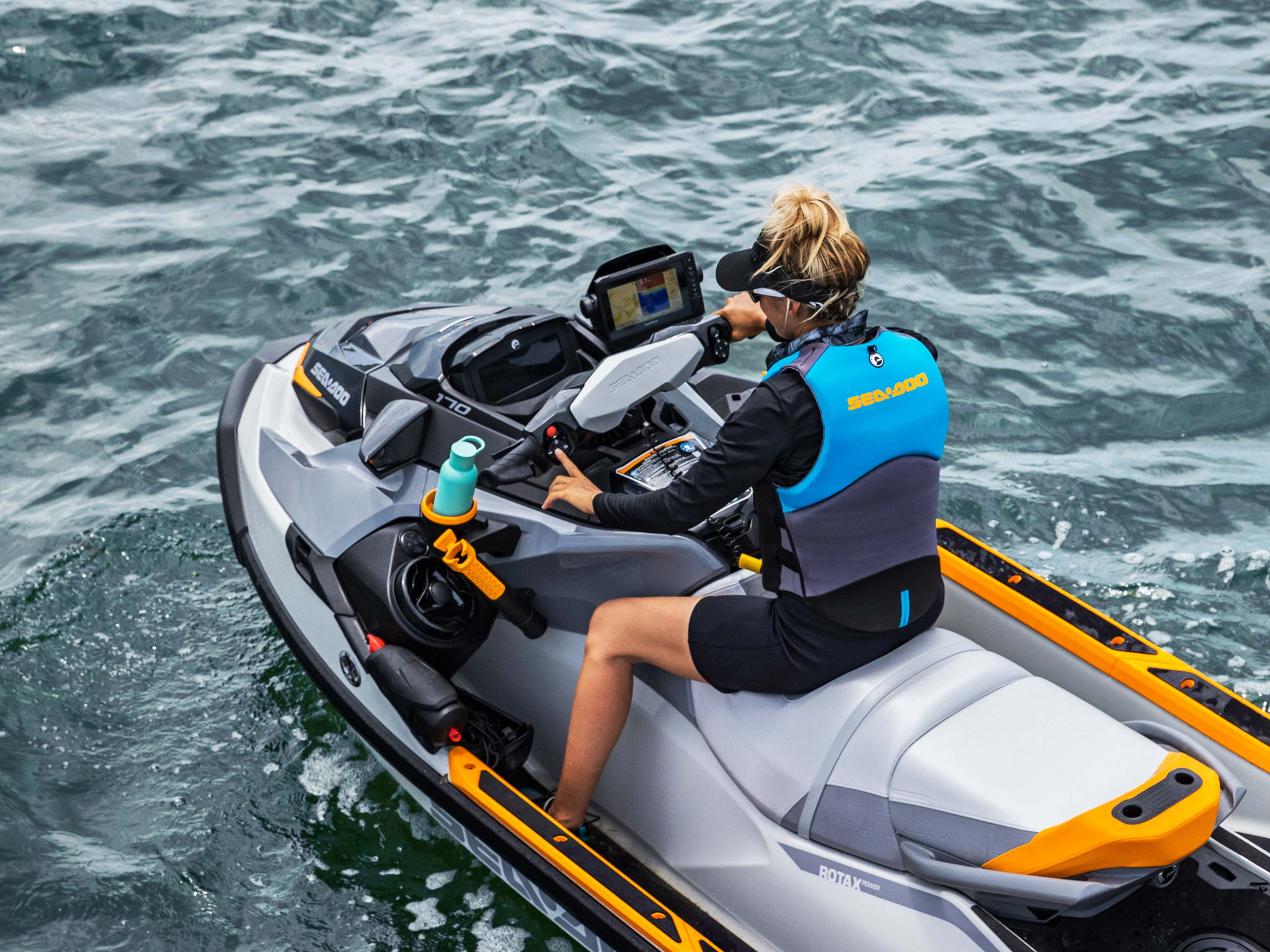 Sea-Doo Fish Pro Trophyに乗って出発しようとしている女性