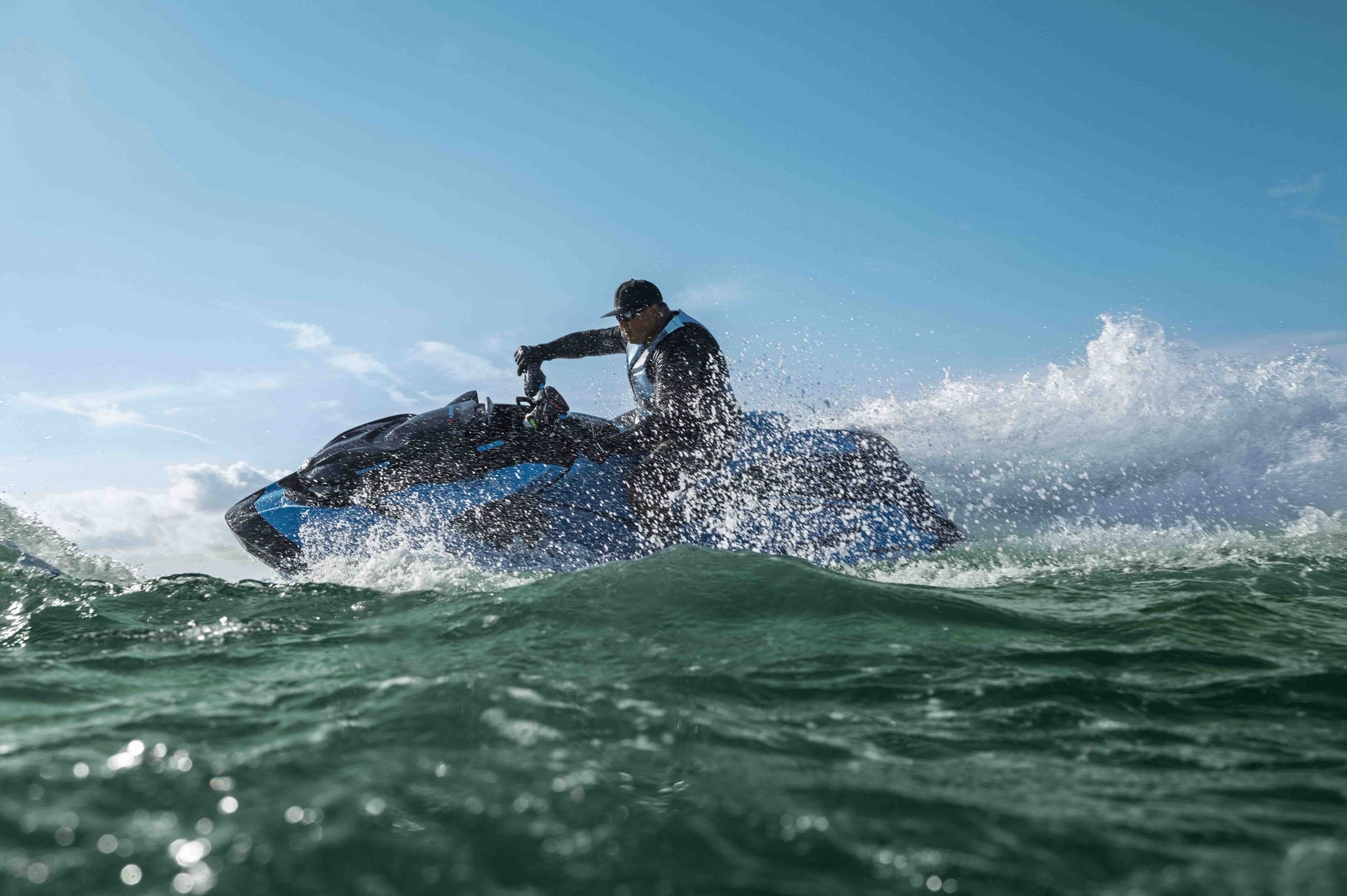 Man på 2026 Sea-Doo RXP-X vattenskoter