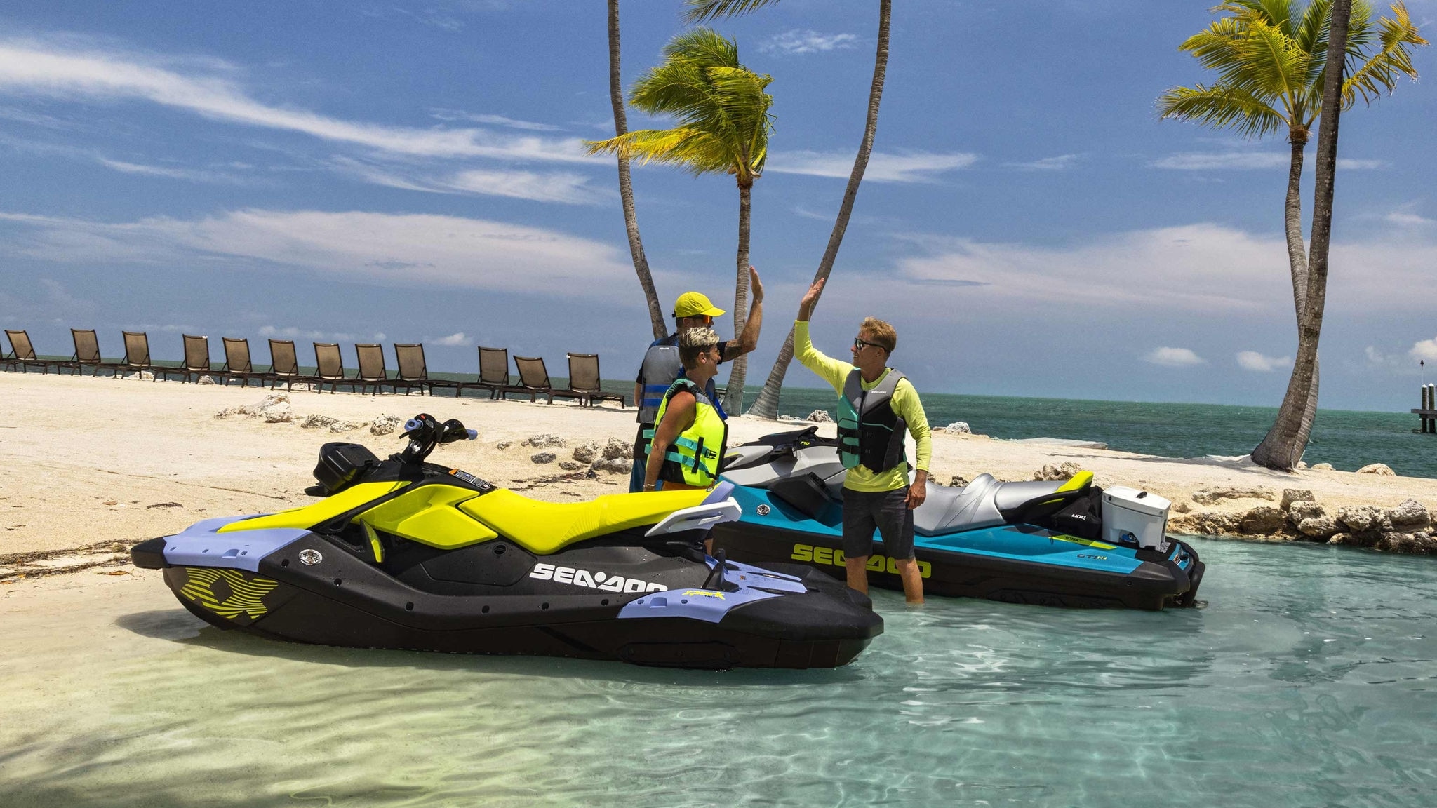 Des amis qui profite de la plage avec la gamme de motomarine Sea-Doo Spark 2024