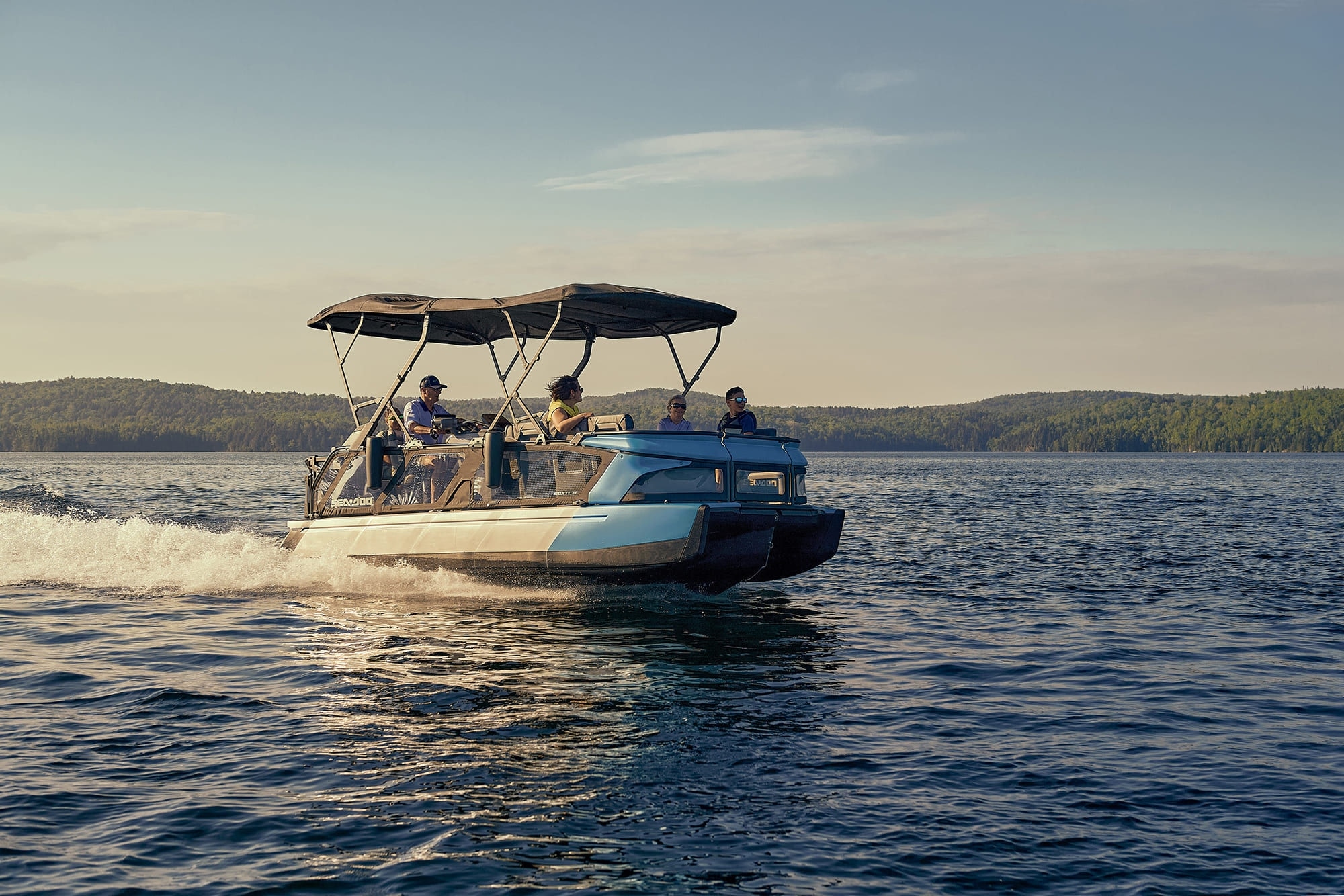 Pessoas a bordo de um Sea-Doo Switch Cruise