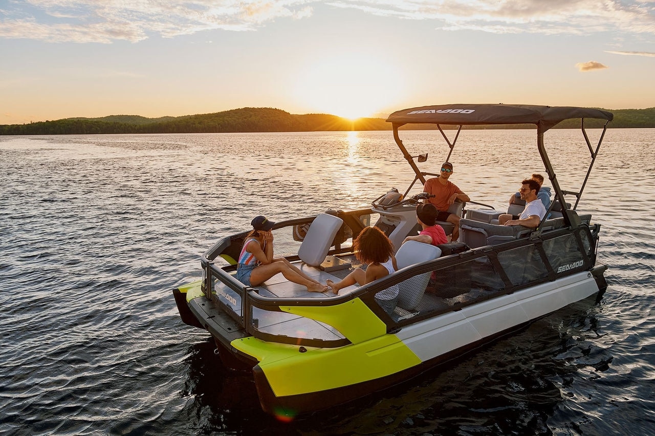 Grupo de pessoas a bordo de um Sea-Doo Switch Sport