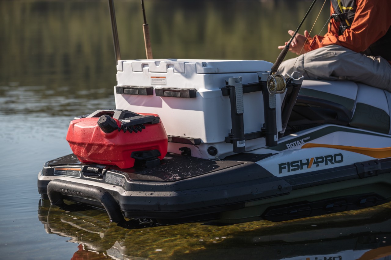 Une glacière et un bidon d’essence placés à l’arrière d’une motomarine Sea‑Doo Fish Pro.
