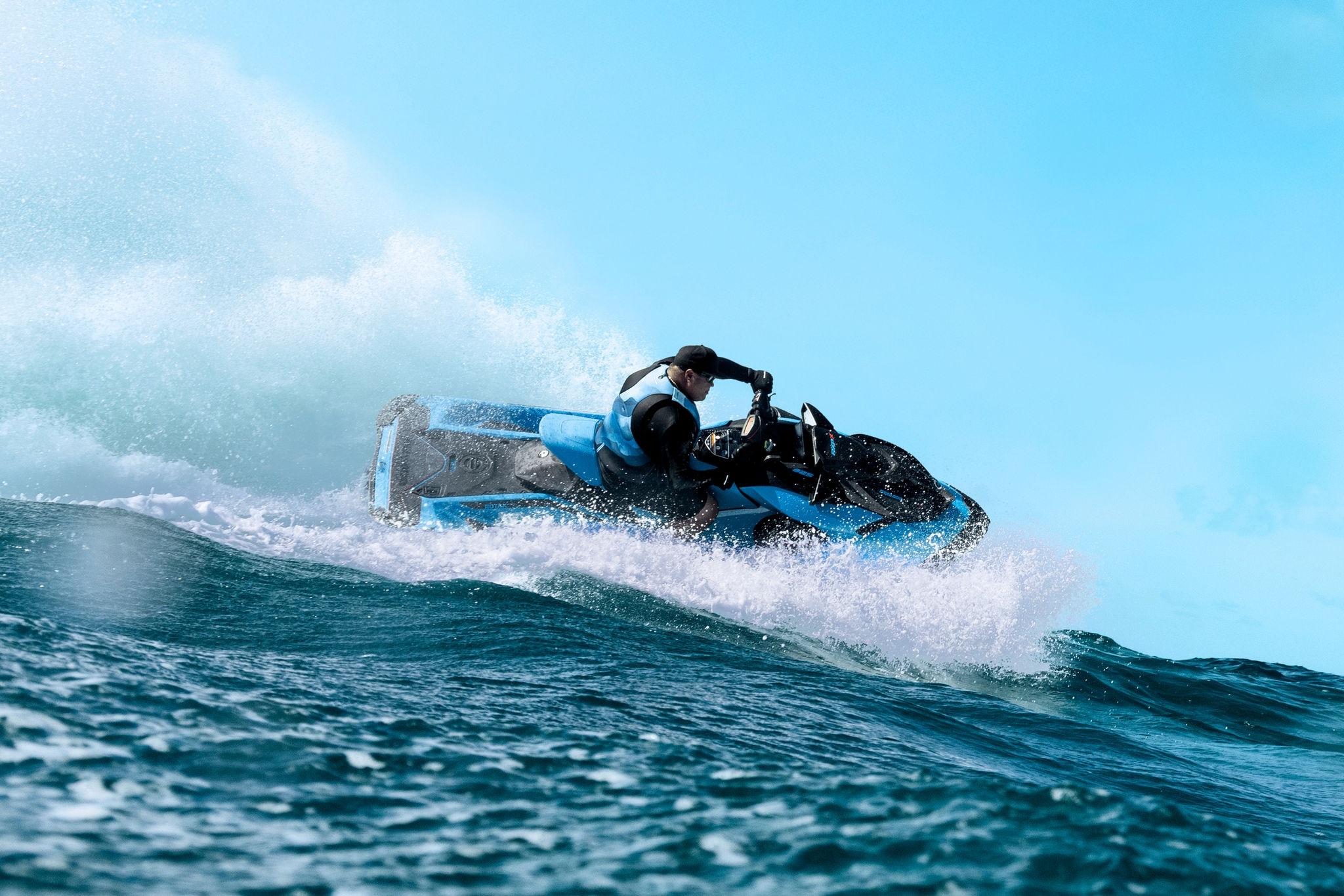 Mann som gjør en 180 på en Sea-Doo-vannscooter