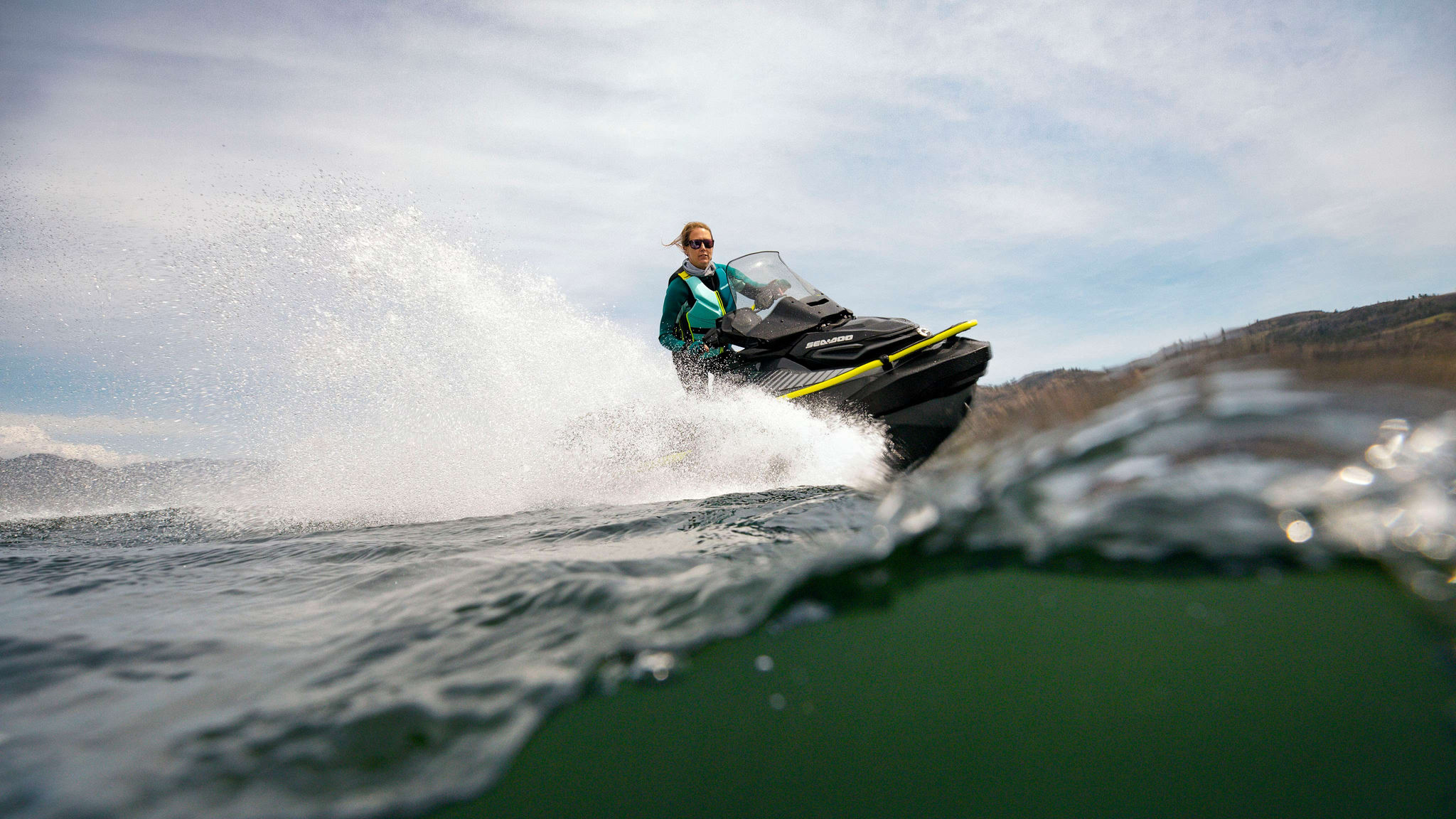 Mann kjører en Sea-Doo Explorer Pro 170 med frontstøtfanger