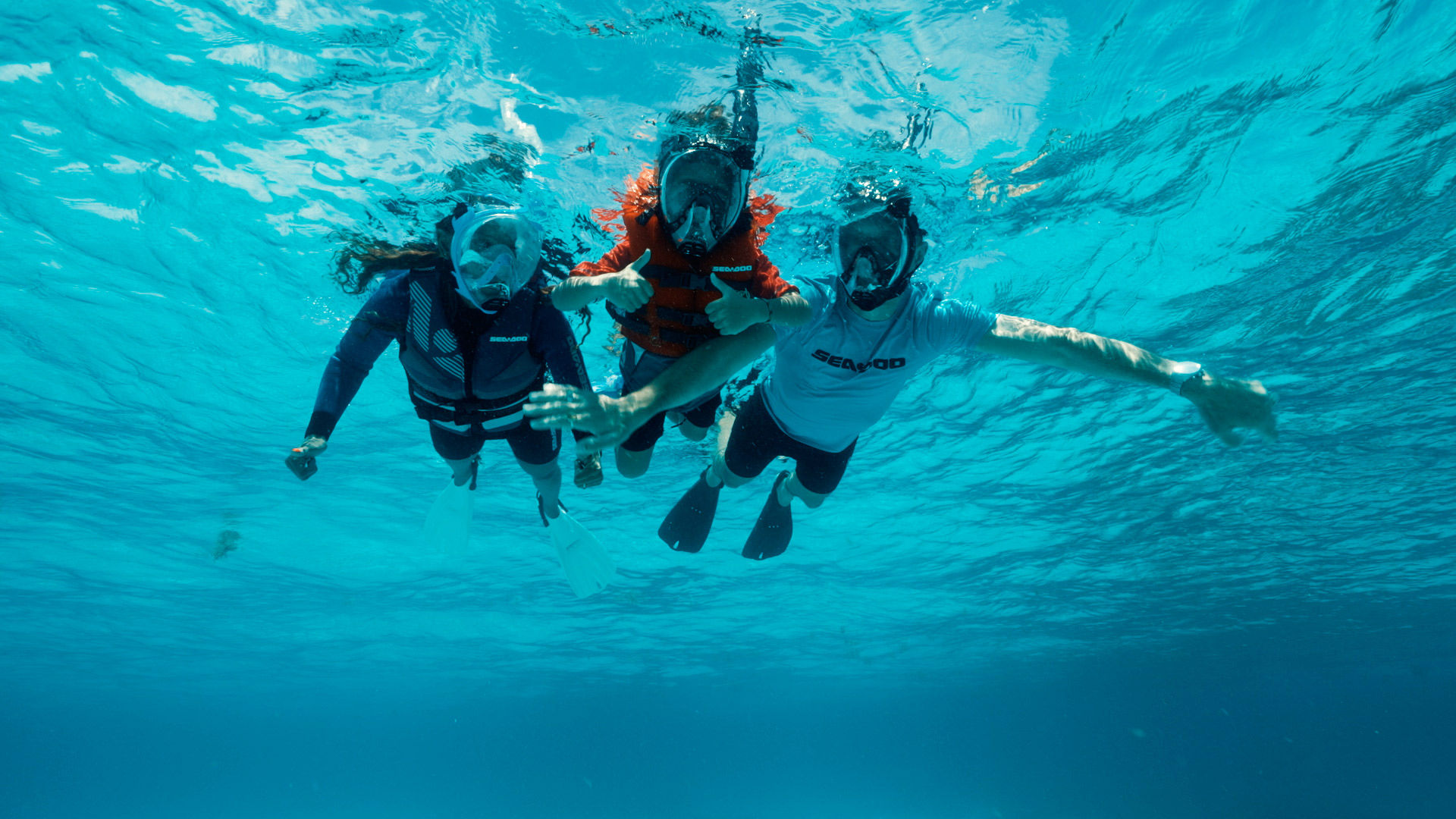 Familia buceando juntos