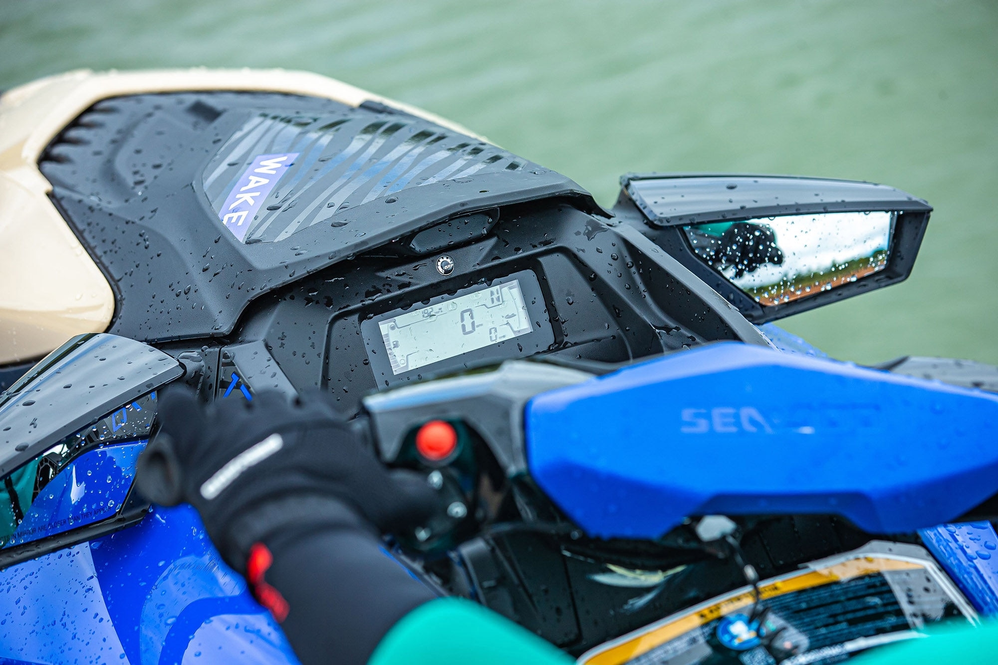 Foto em close do painel de um modelo Sea-Doo