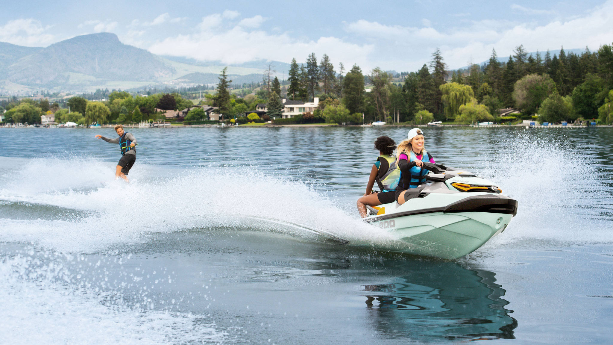 Frau schleppt einen Wakeboarder hinter dem Sea-Doo Wake Pro