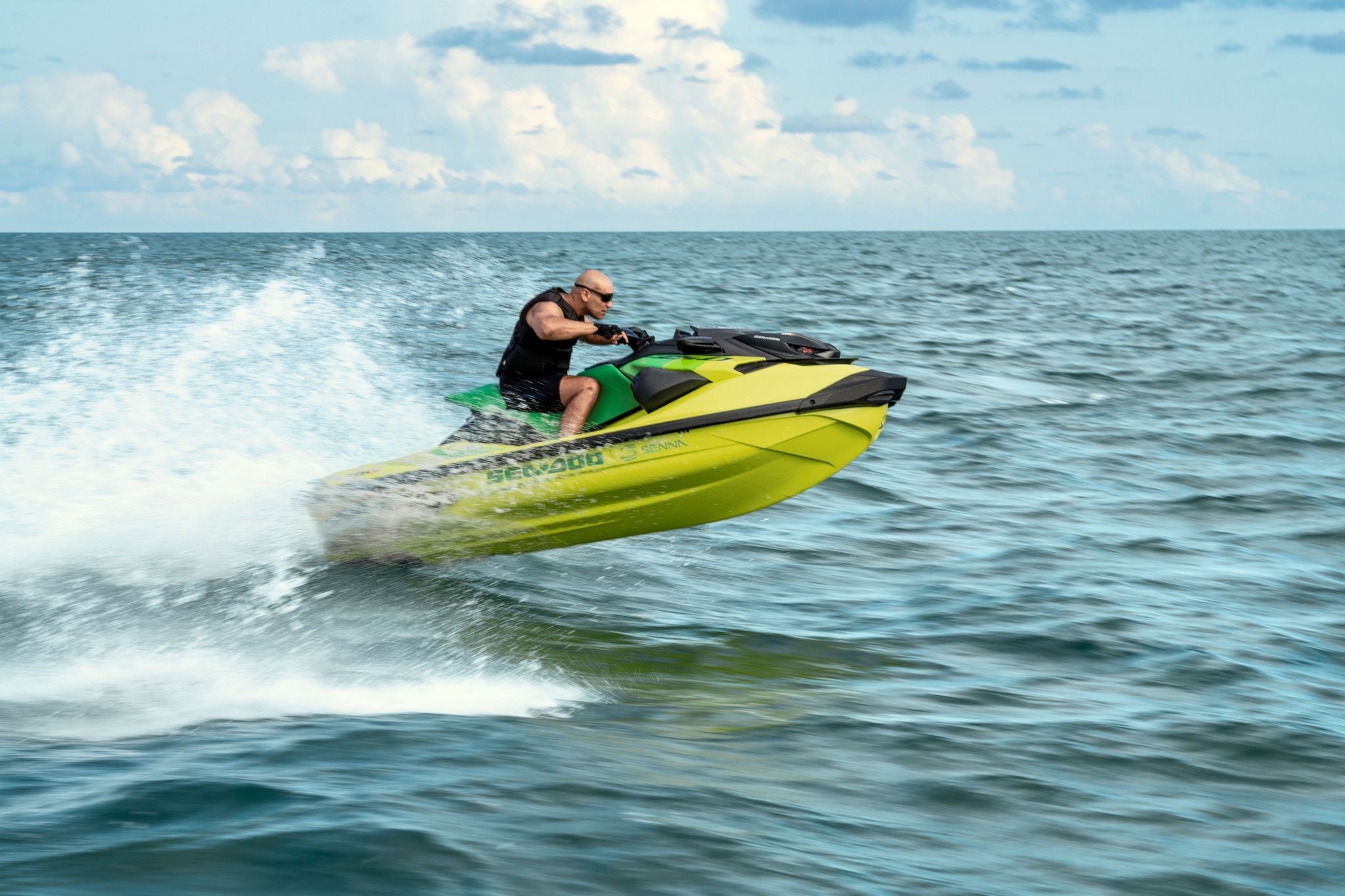 Ein Mann fährt mit hoher Geschwindigkeit auf einem Sea-Doo