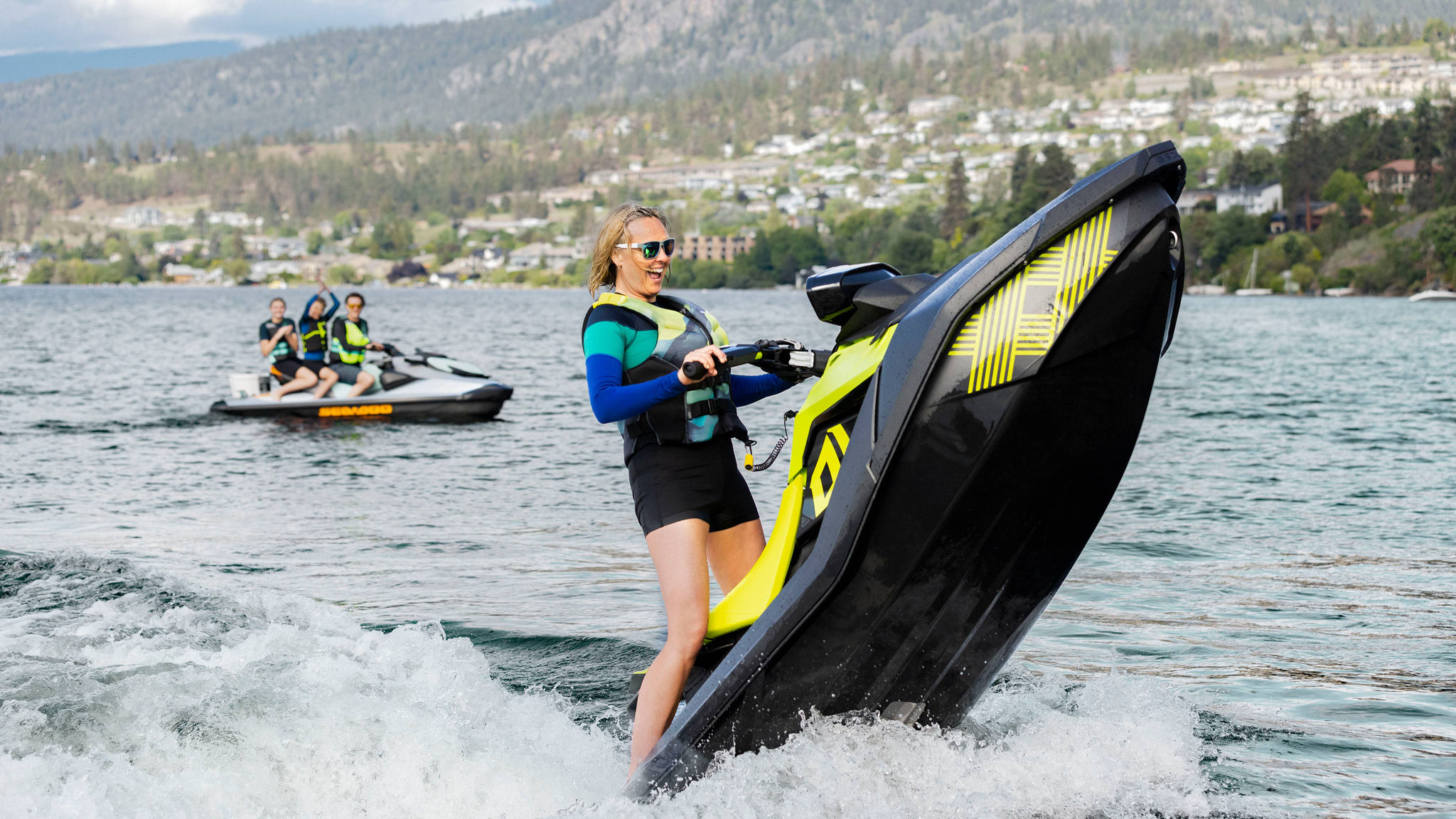 Mamá haciendo una vela en el Sea-Doo Spark Trixx delante de su familia en el GTI SE