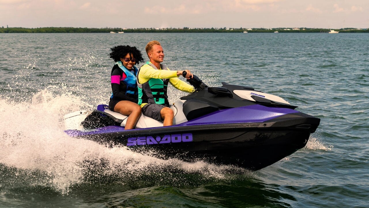 Dupla acelerando em cima de um Sea-Doo GTI SE 170 