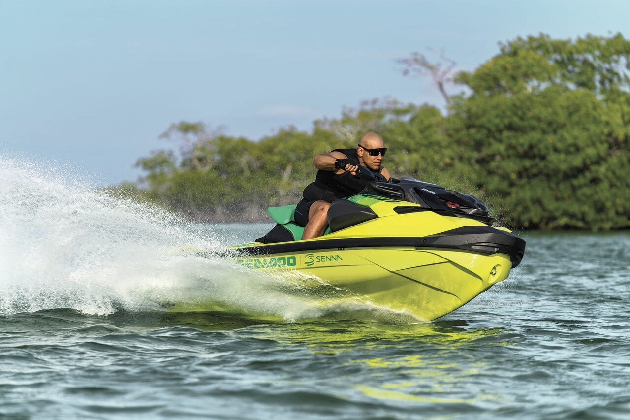Homem acelerando em um Sea-Doo 