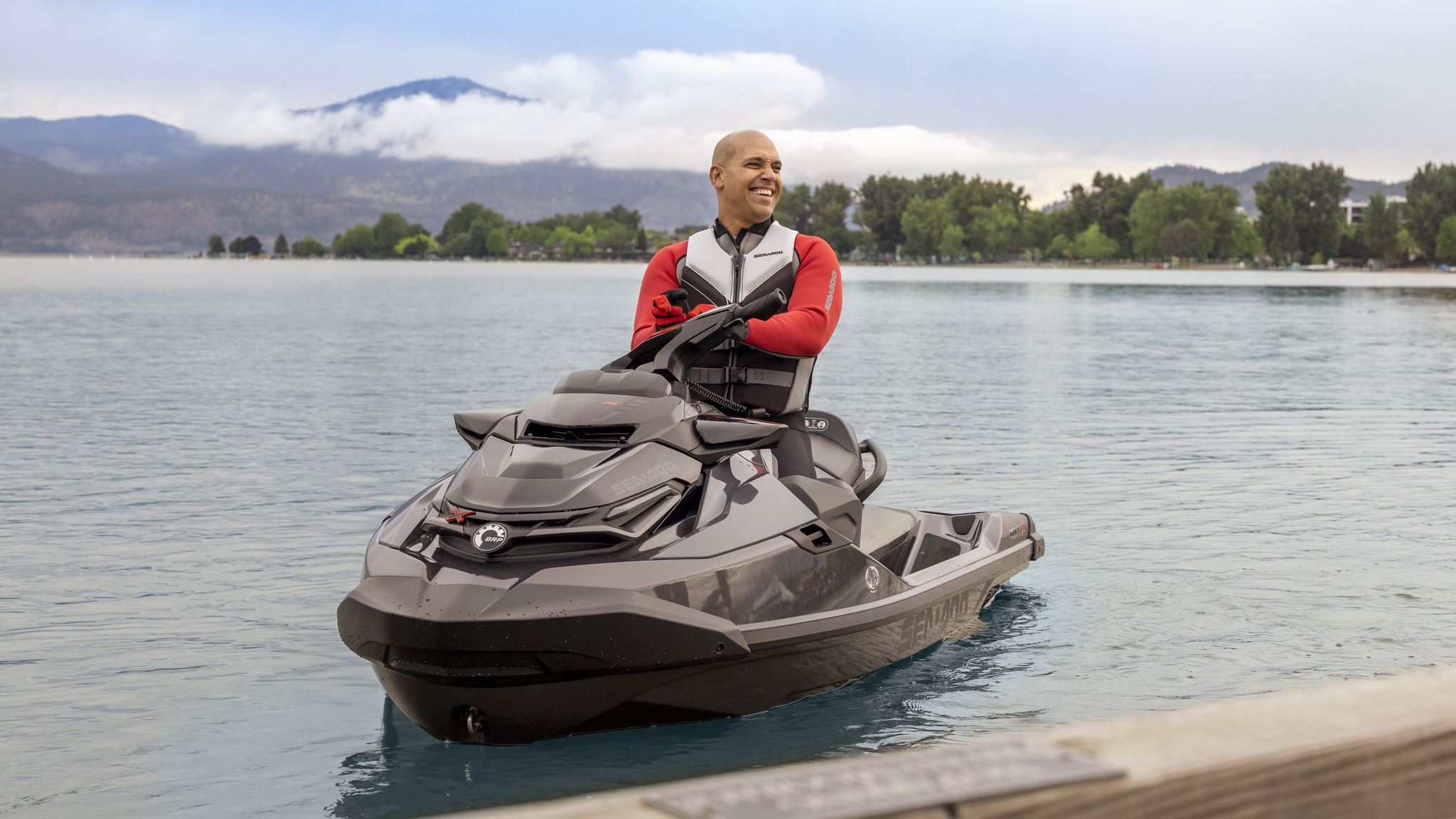 En fører på en 2023 Sea-Doo RXT-X RS.