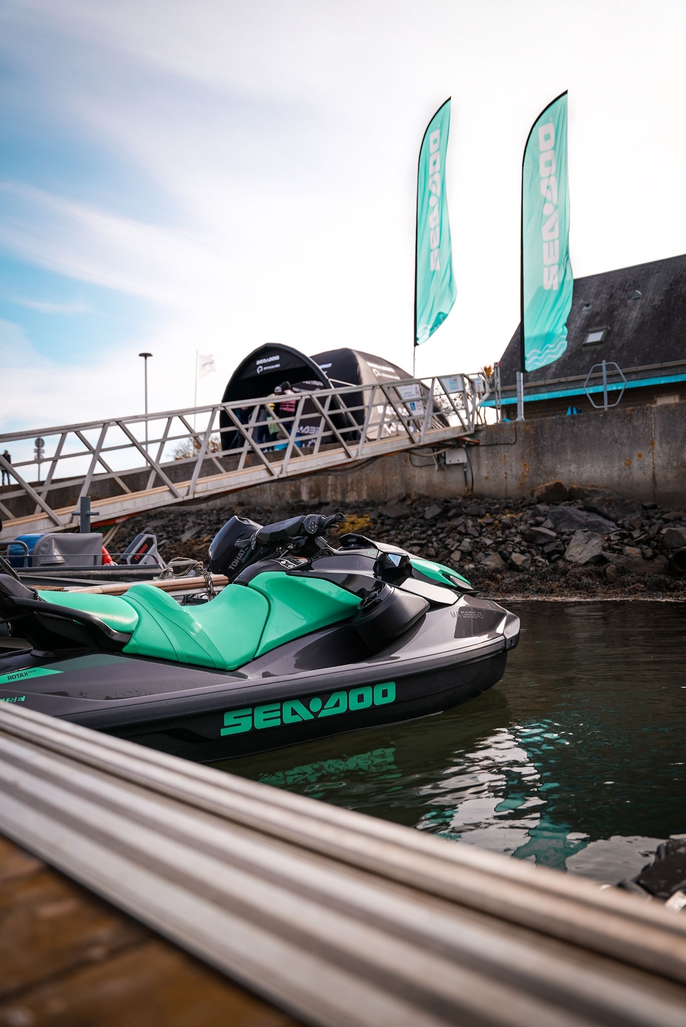 Scooter des mers Sea-Doo amarré près d'une rampe