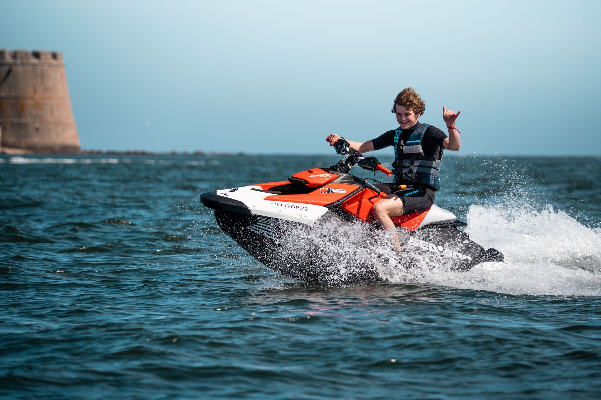 Jeune homme en excursion sur un Sea-Doo Spark