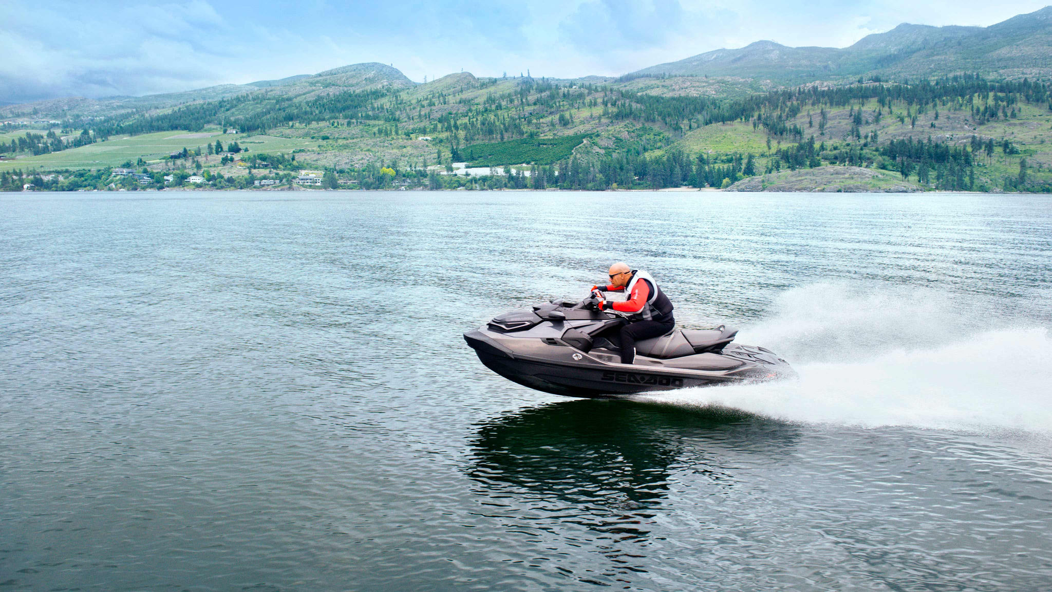 Homem acelerando forte um Sea-Doo RXT-X 300