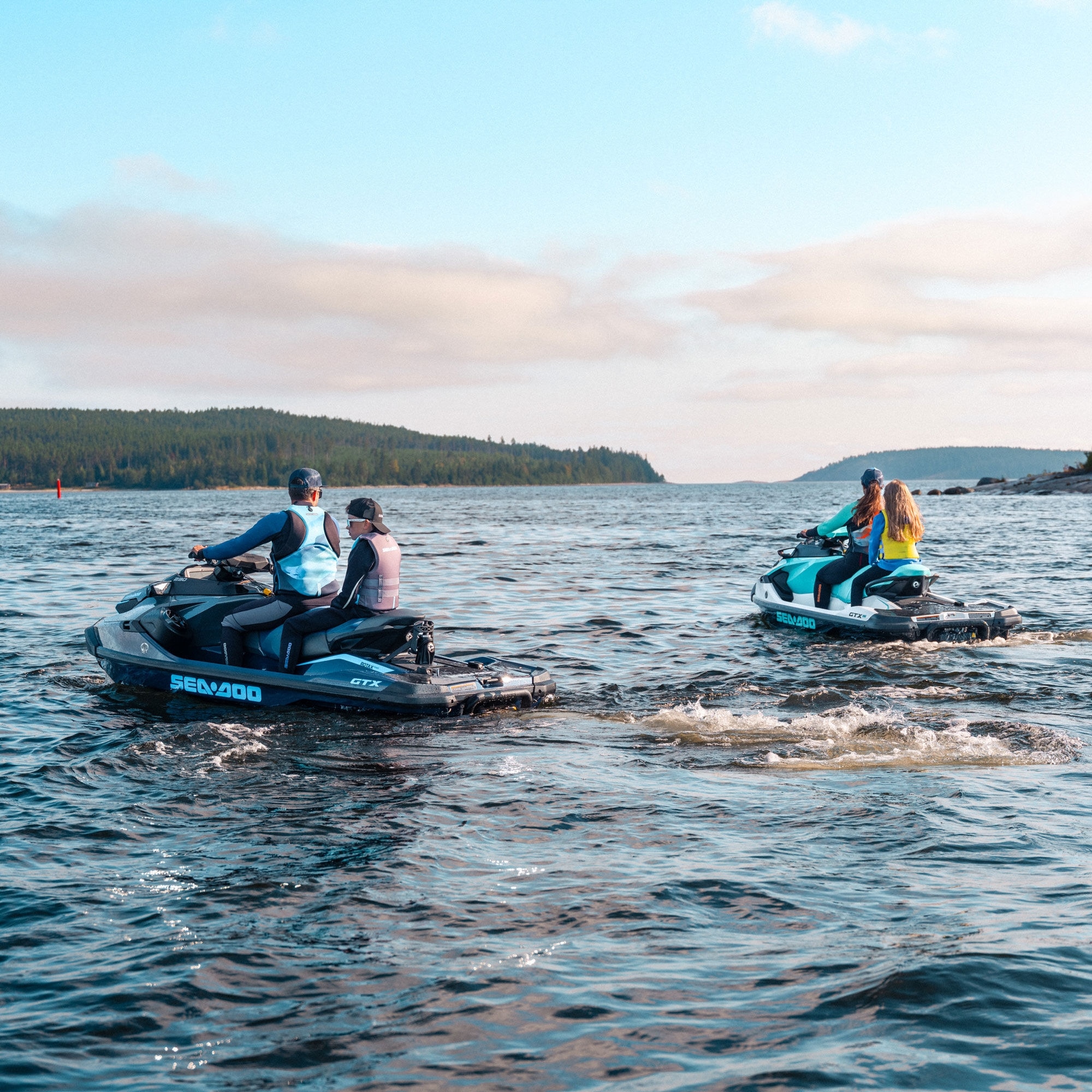 Kaksi Sea-Doo vesijettiä ja perhe järvellä