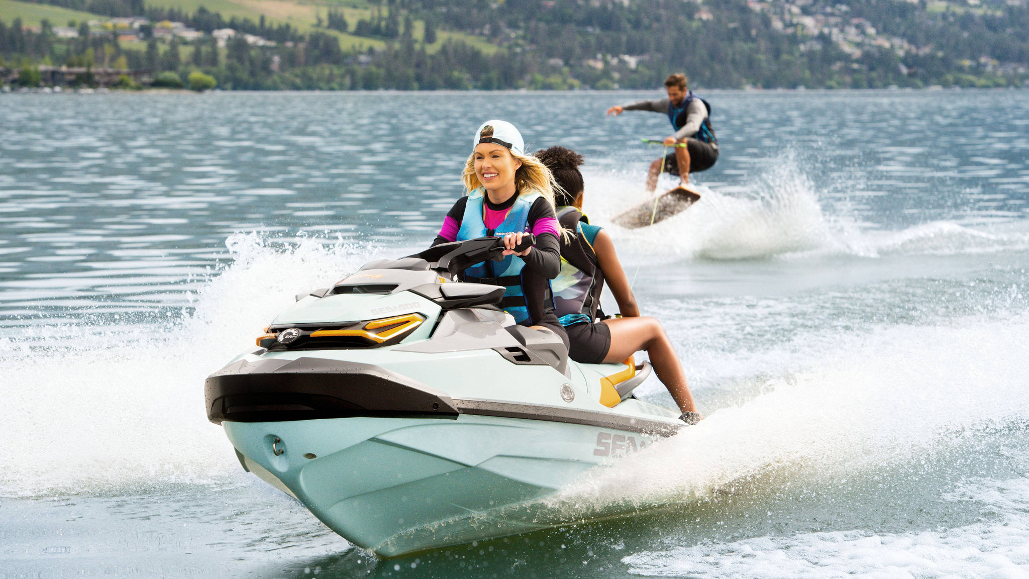 Sea-Doo Wake Proで引き波を楽しんでいる仲間たち