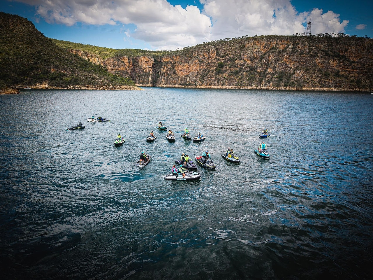Grupo de pessoas a bordo de modelos Sea-Doo.
