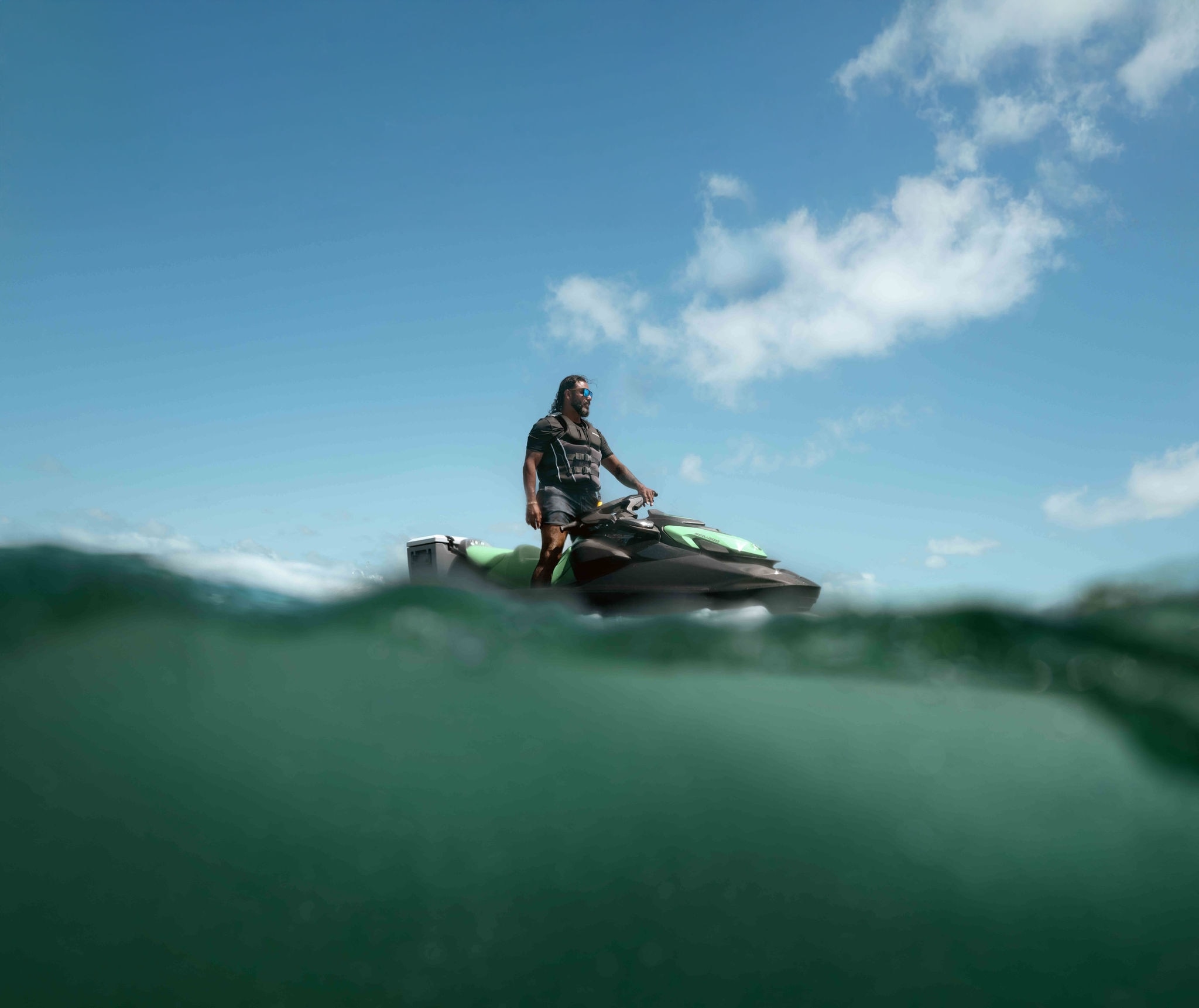 Un homme debout sur sa motomarine Sea-Doo GTI SE 2026