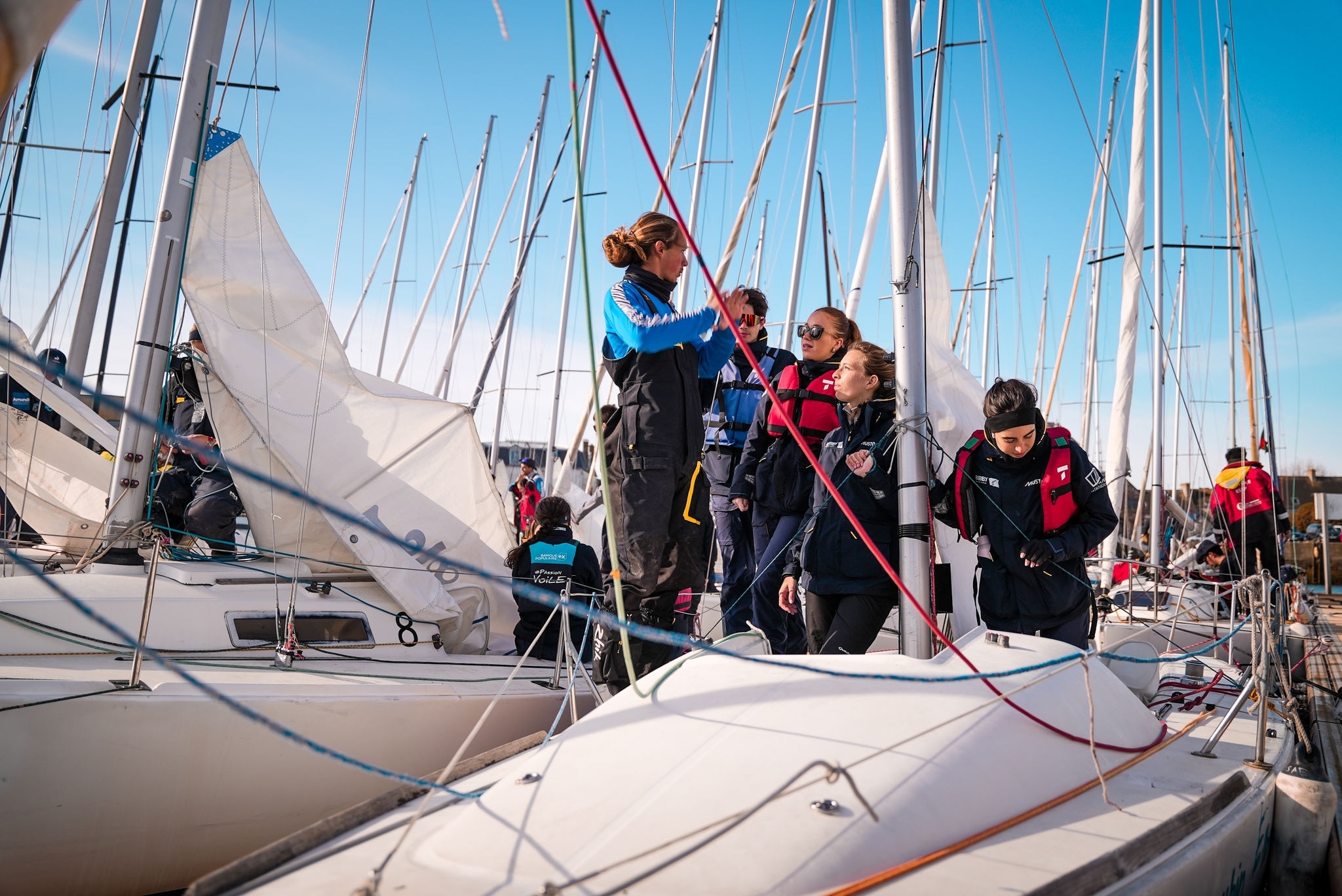 Groupe de femmes sur un bateau