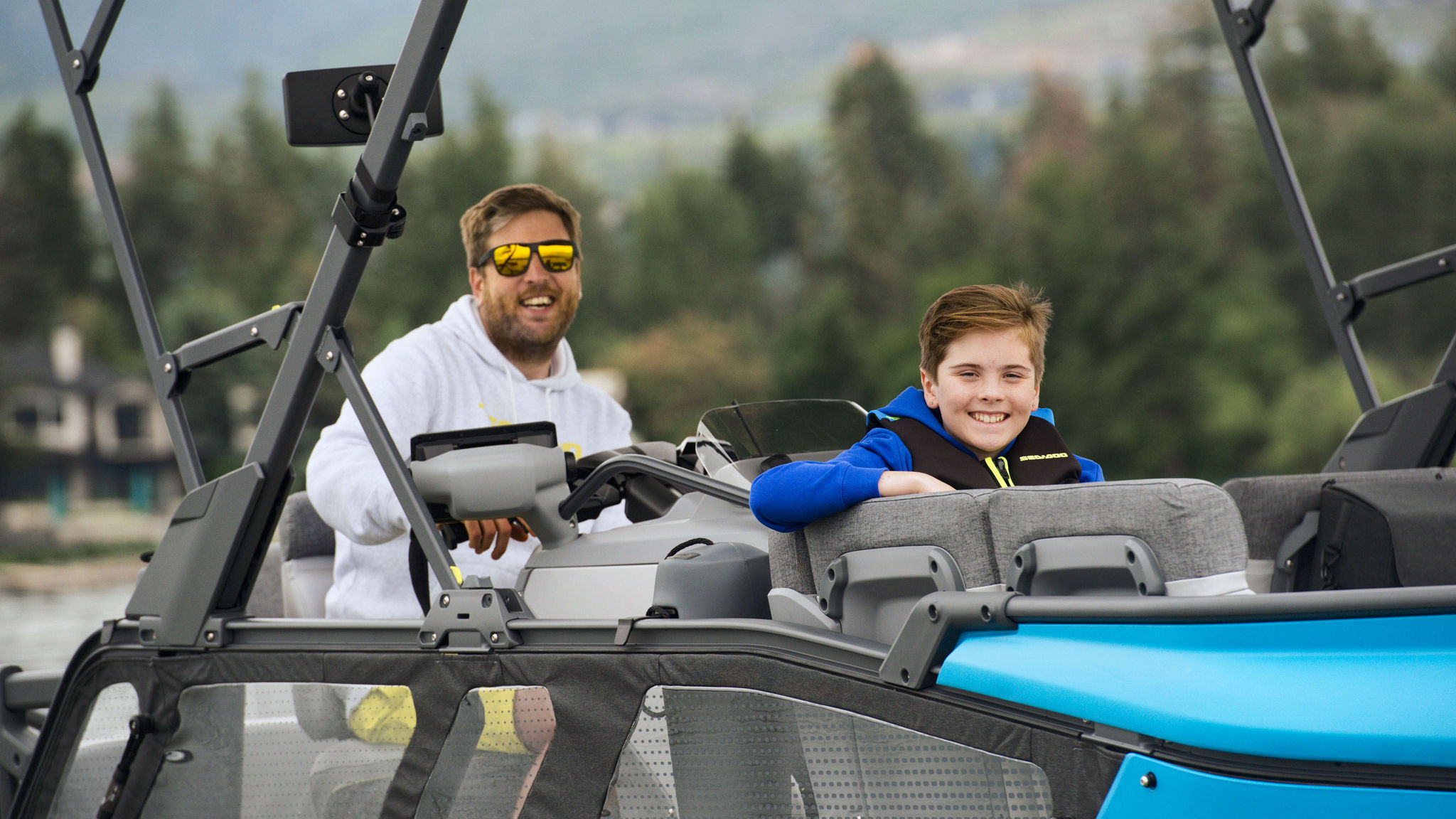 Hombre navegando la Sea-Doo Switch con su hijo al frente