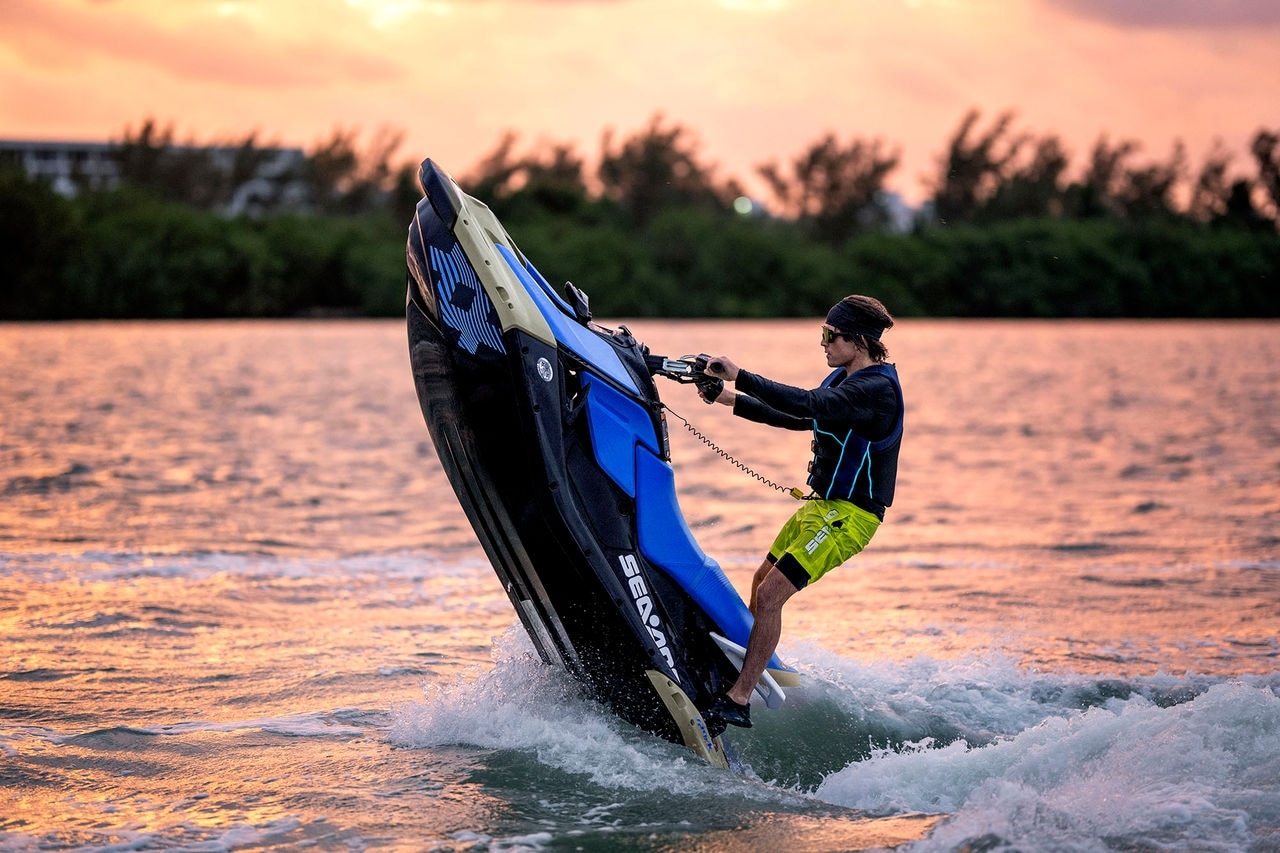 Homem fazendo uma manobra no pôr do sol