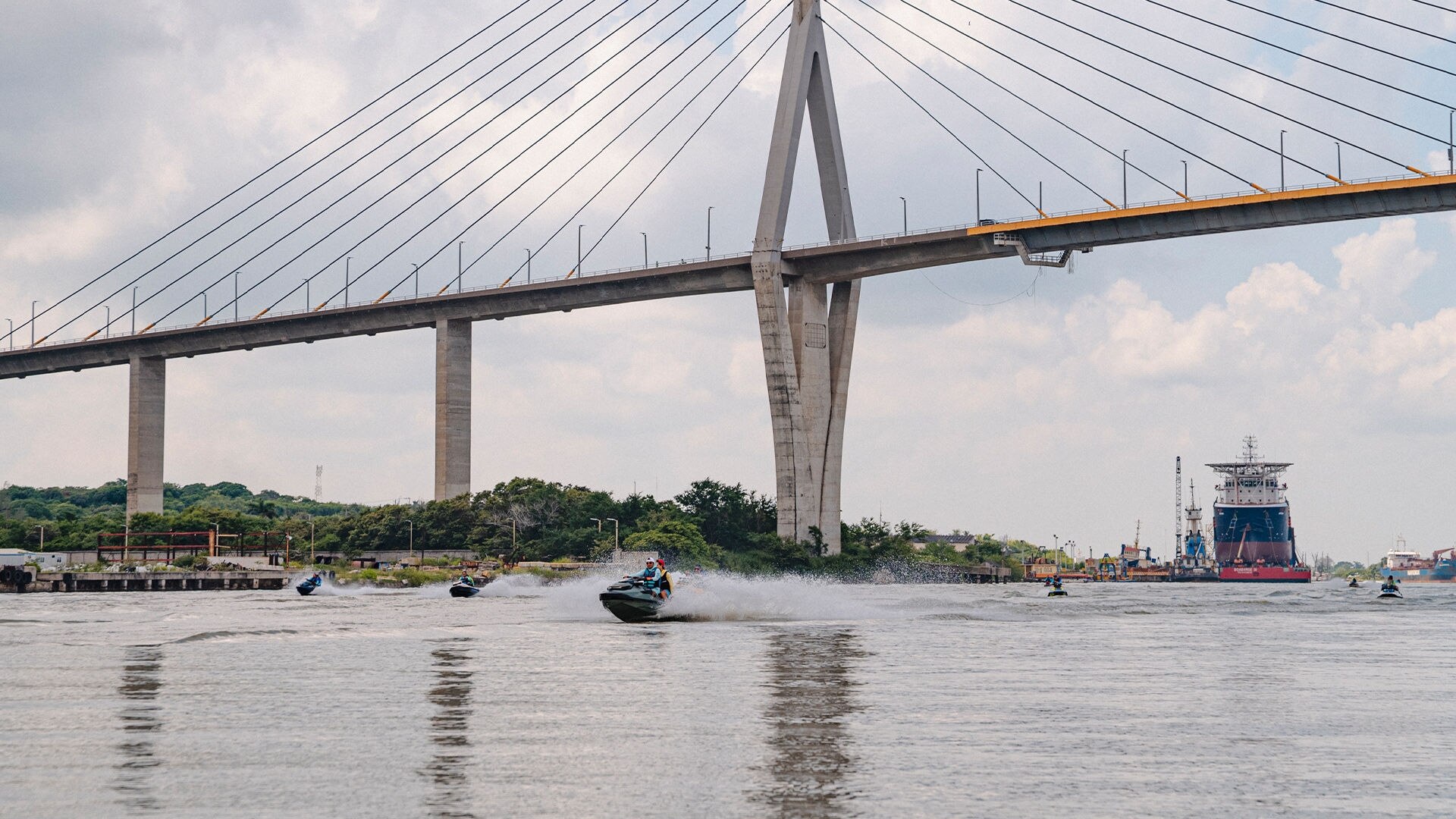 Grupo de conductores conduciendo en el agua