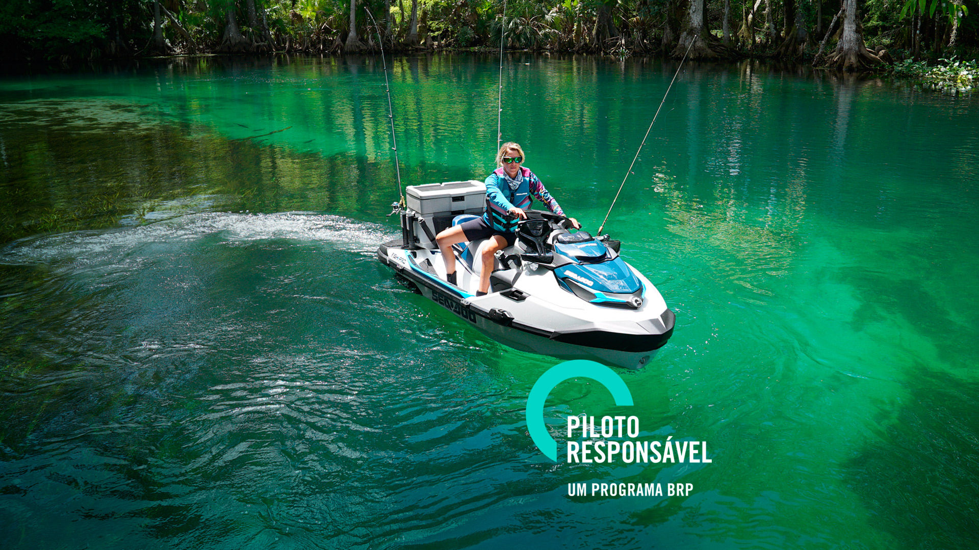 Pescadora navegando com seu Sea-Doo FishPro