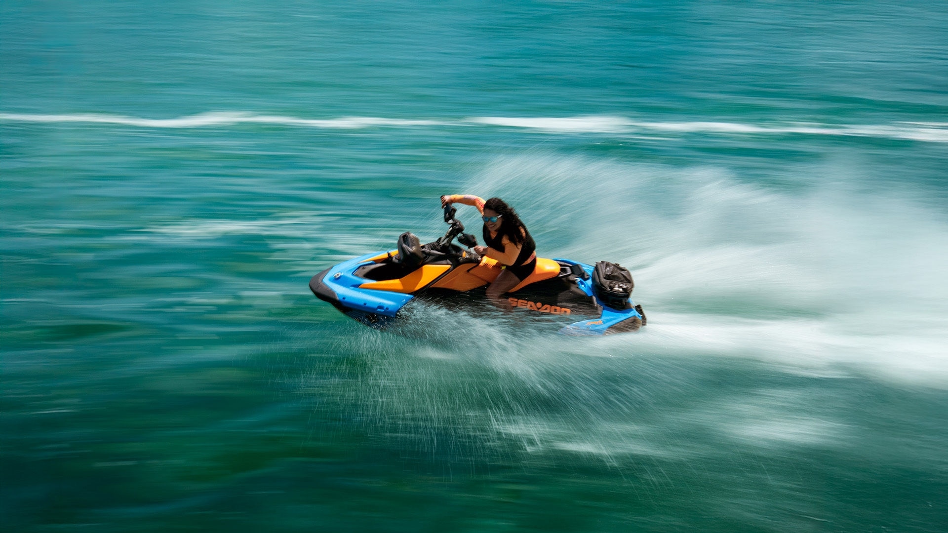 Uma mulher acelerando na água em sua moto aquática Sea-Doo Spark 2026
