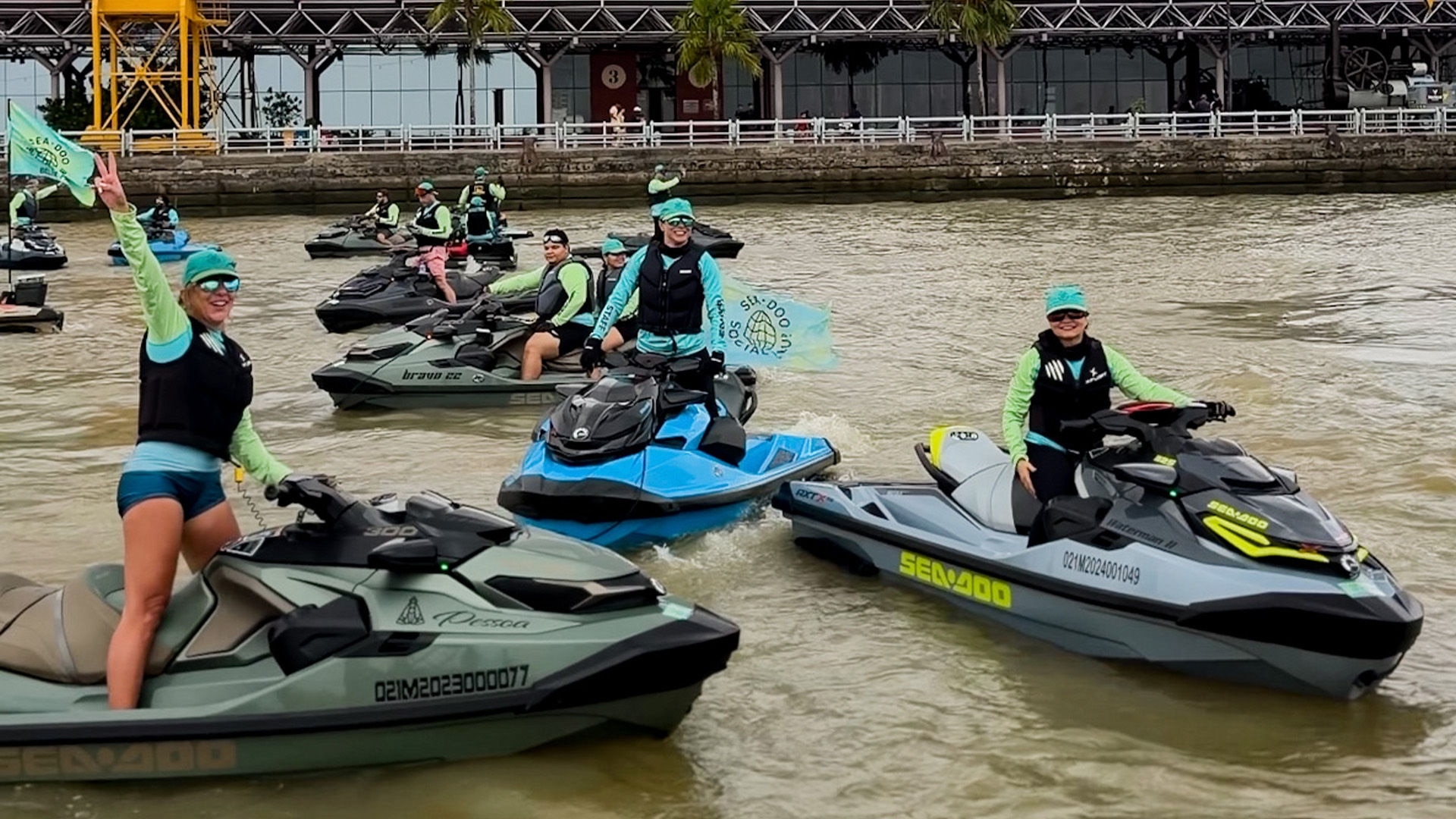 Grupo de pessoas a bordo de modelos Sea-Doo.