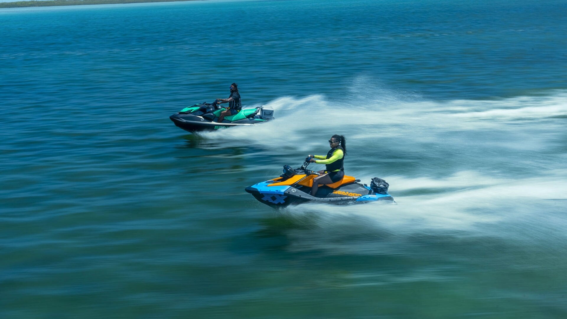 Dois pilotos acelerando na água 