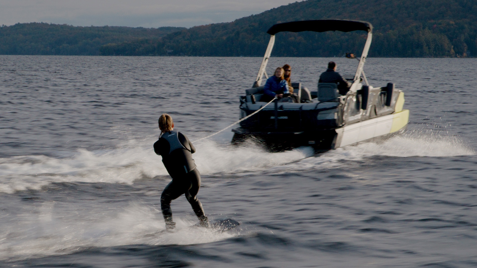 Cendrine faisant du wakeboard derrière son ponton Sea-Doo Switch