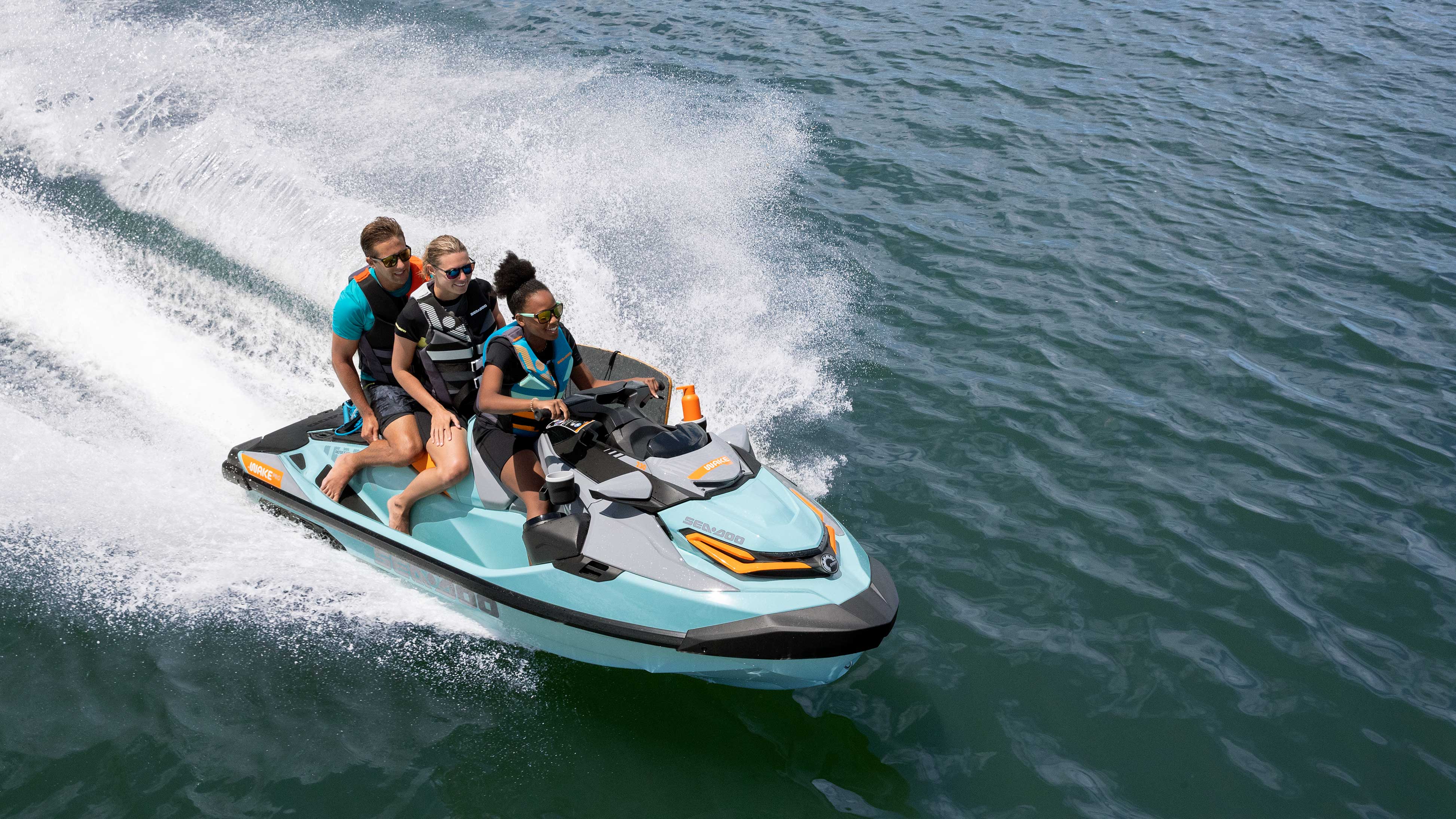 三个人骑着一台 Sea-Doo 摩托艇