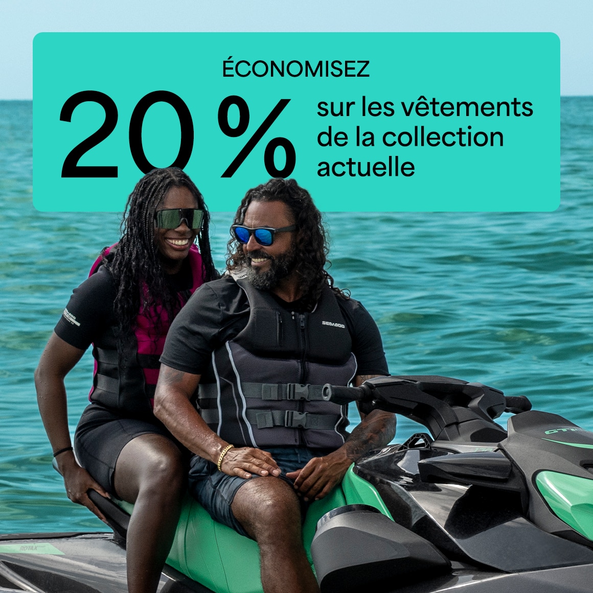 deux personnes qui conduisent un sea-doo GTR en souriant