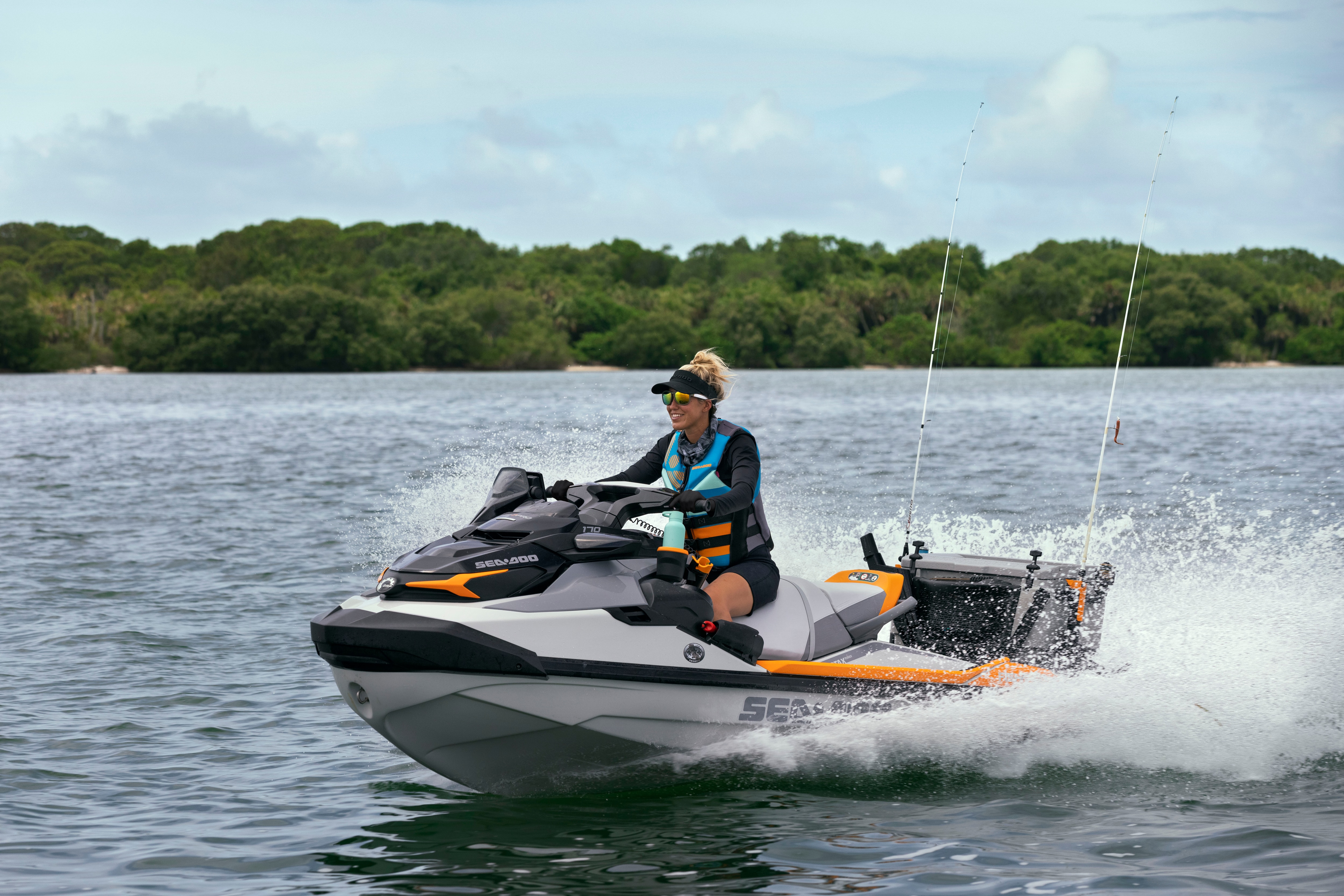 Mulher acelerando forte um Sea-Doo Fish Pro Trophy