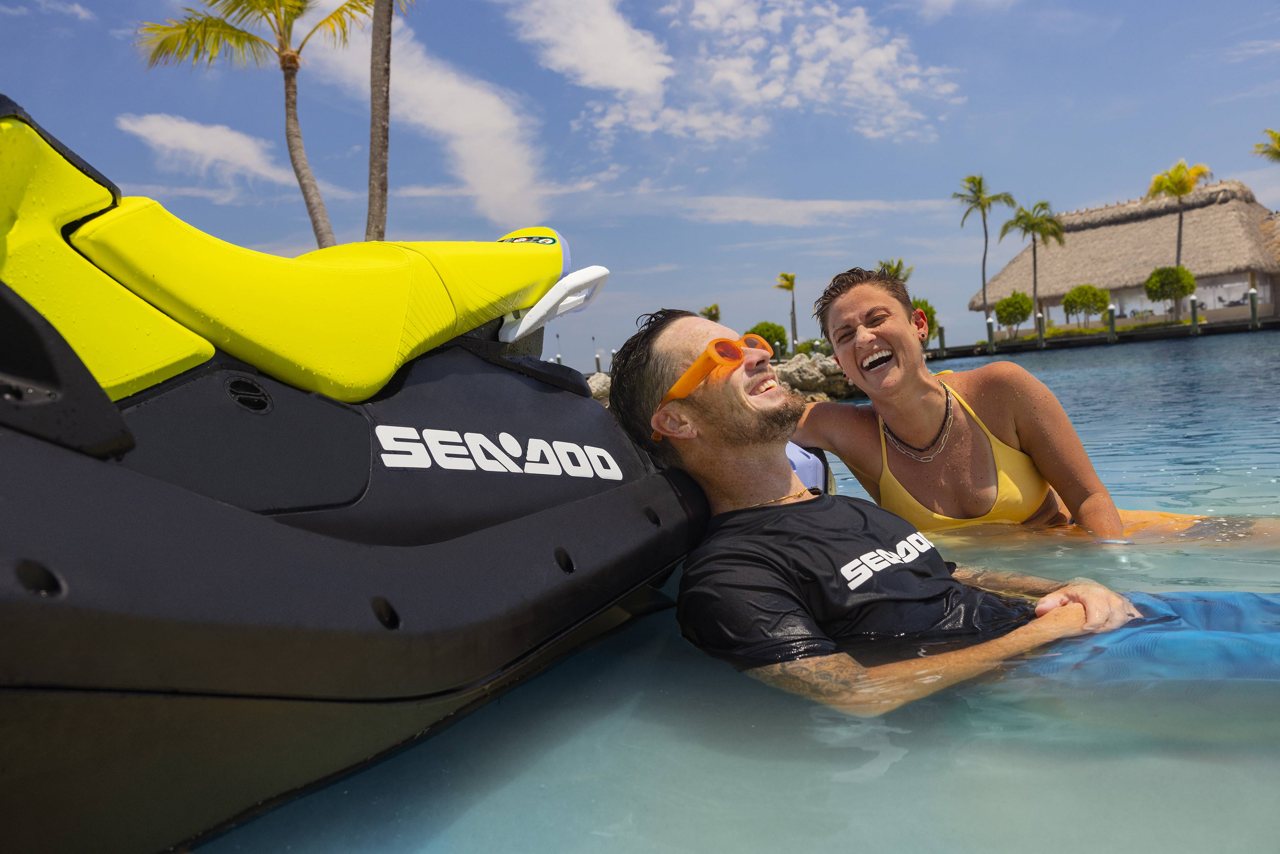 Pareja descansando a un costado de su Sea-Doo Spark Trixx