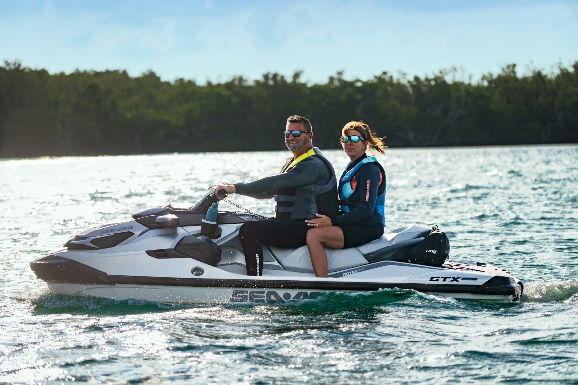 Un couple sur le Sea-Doo GTX Limited