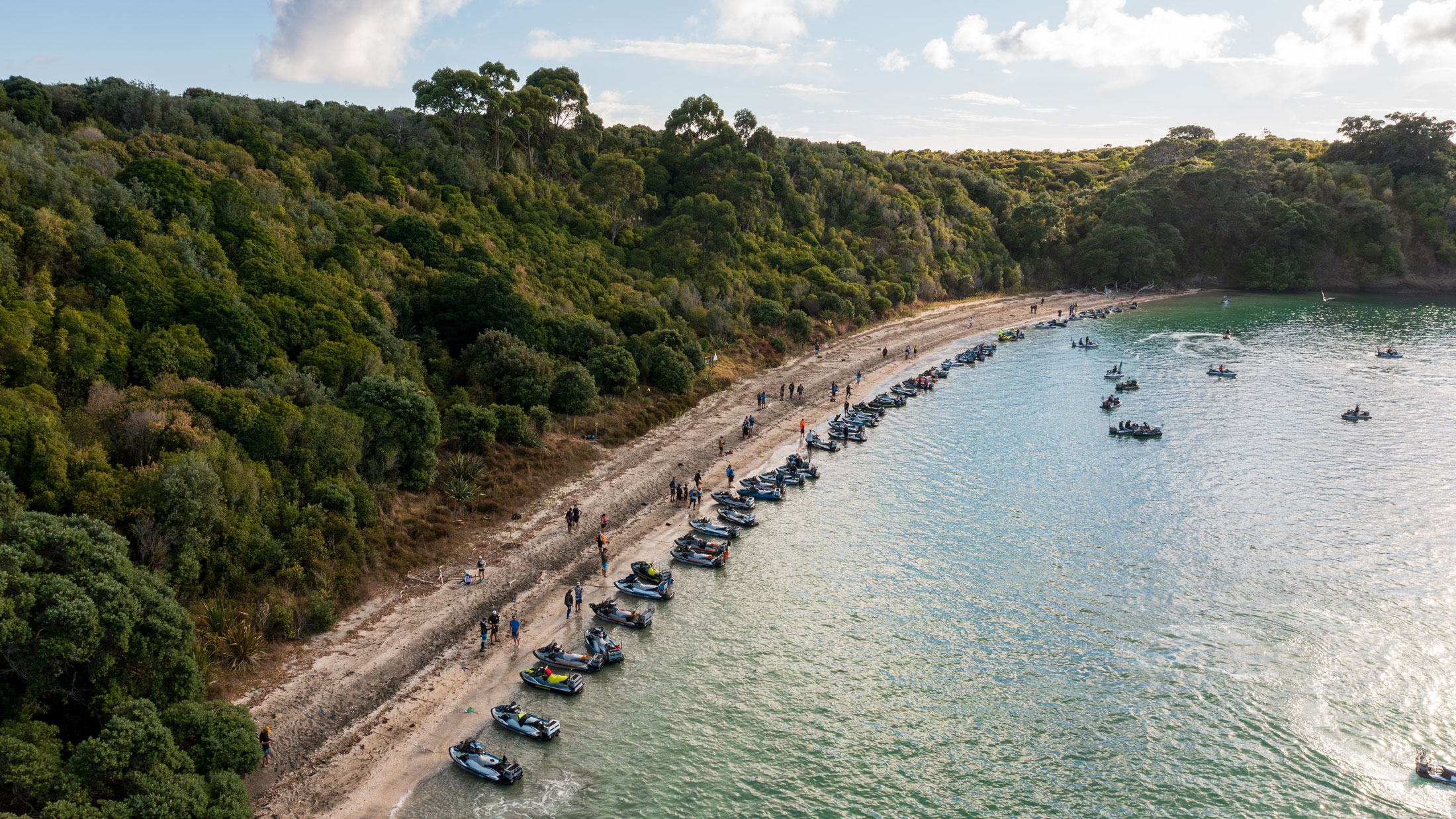 Regroupement de passionnés de motomarine durant un évènement du club social de Sea-Doo