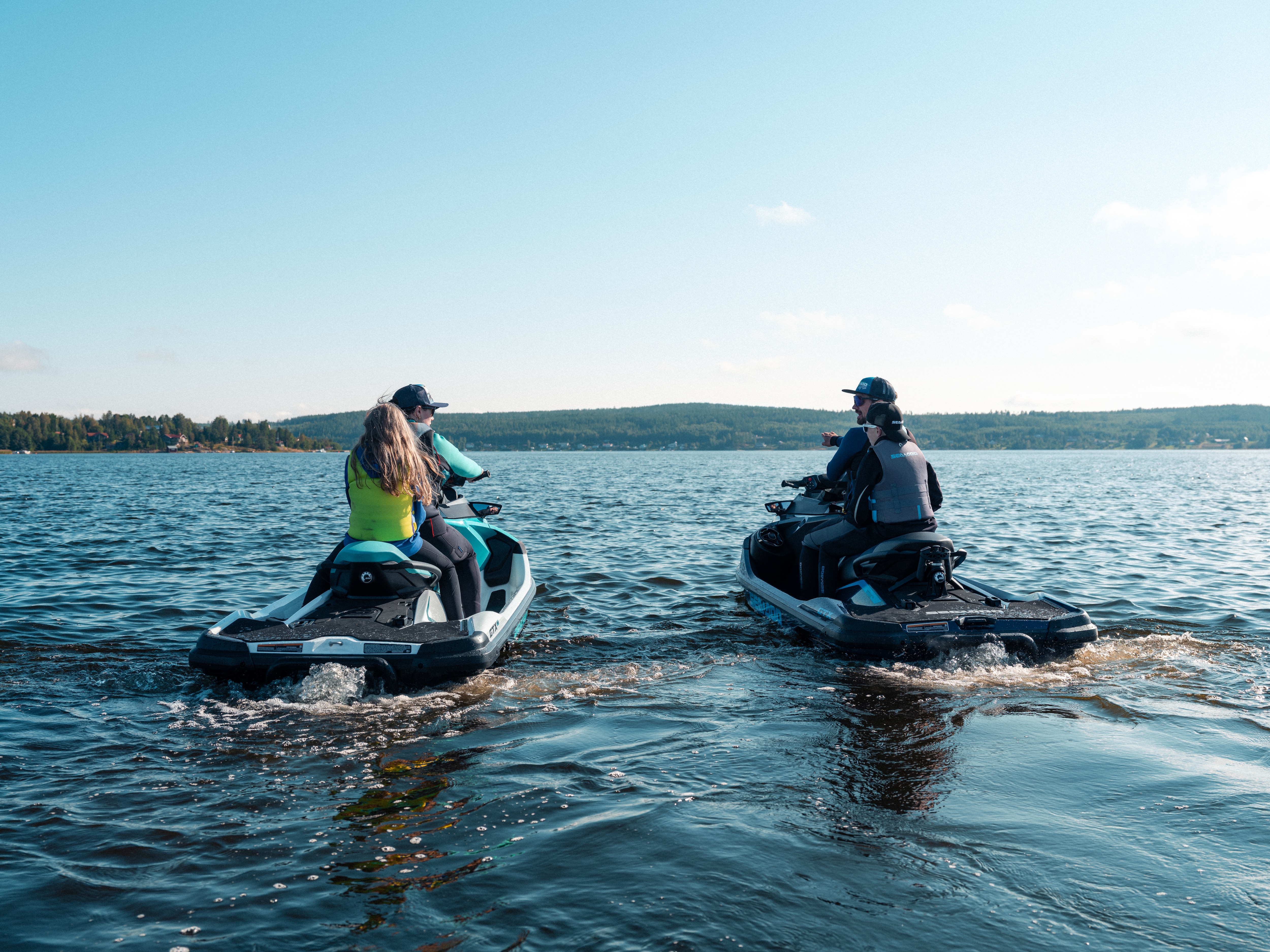 Chica joven pilotando una Spark