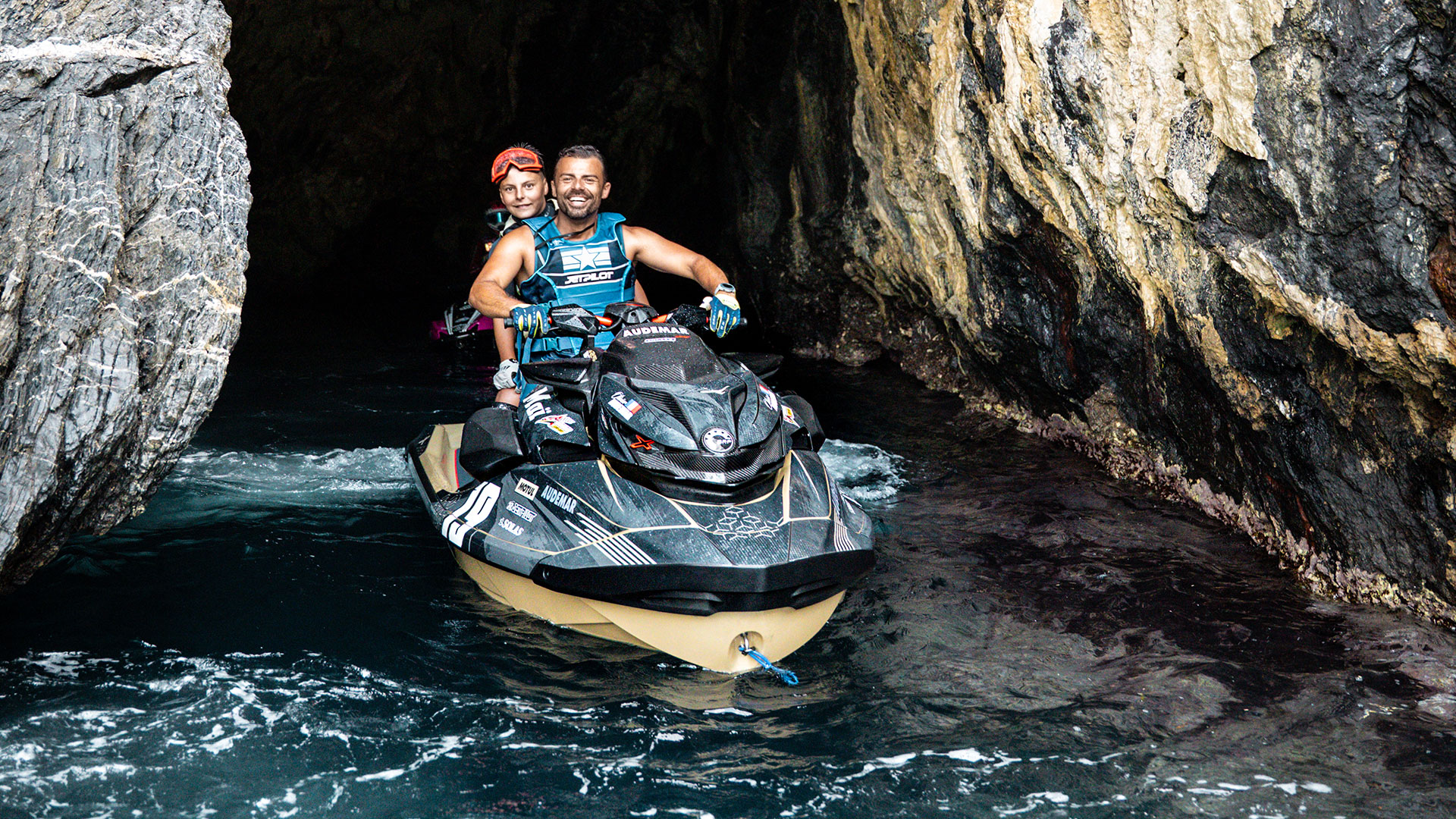 Deux personnes sur un Sea-Doo sortant d'une grotte