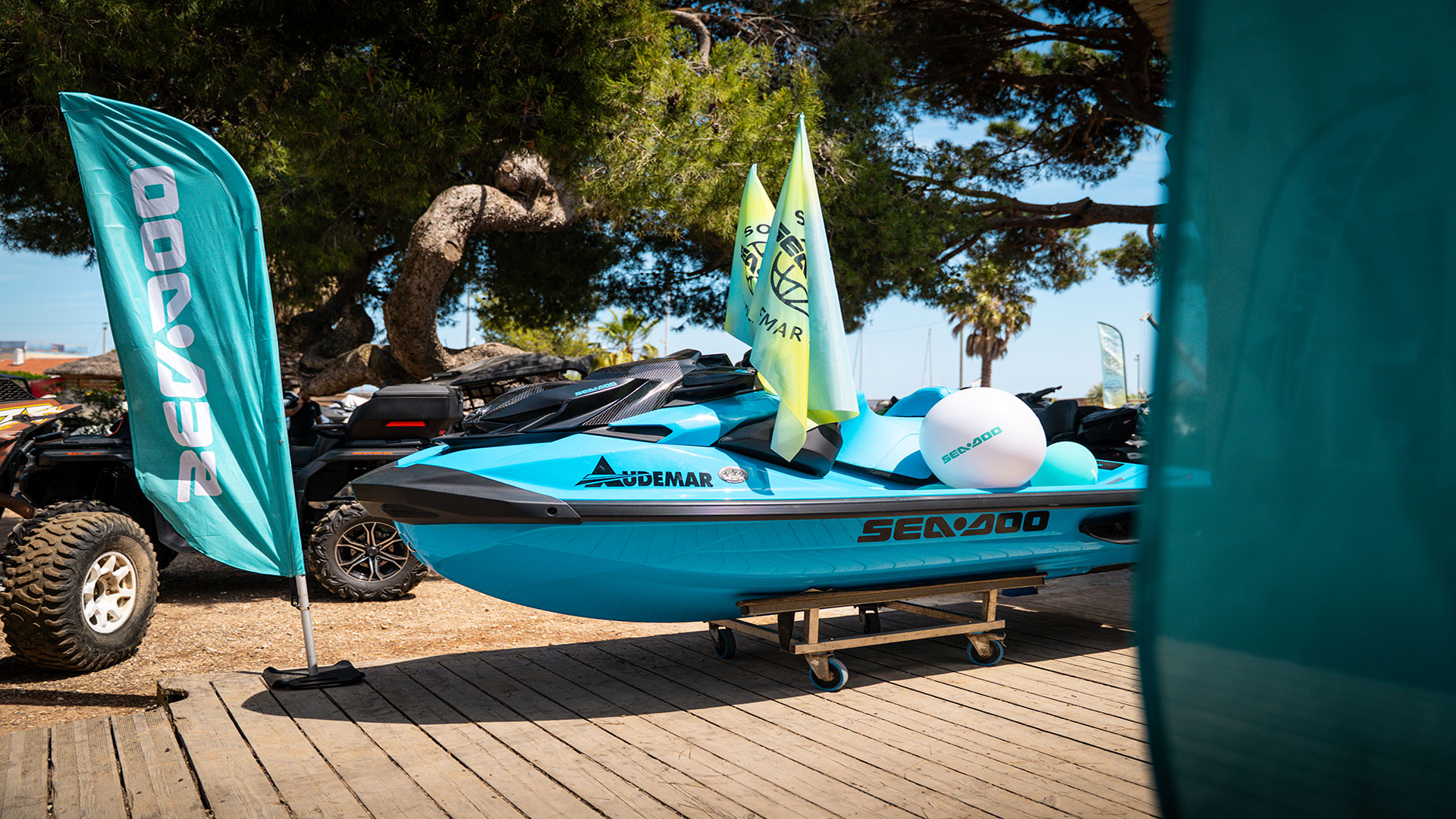 Scooter des mers avec deux drapeaux Sea-Doo Social Club