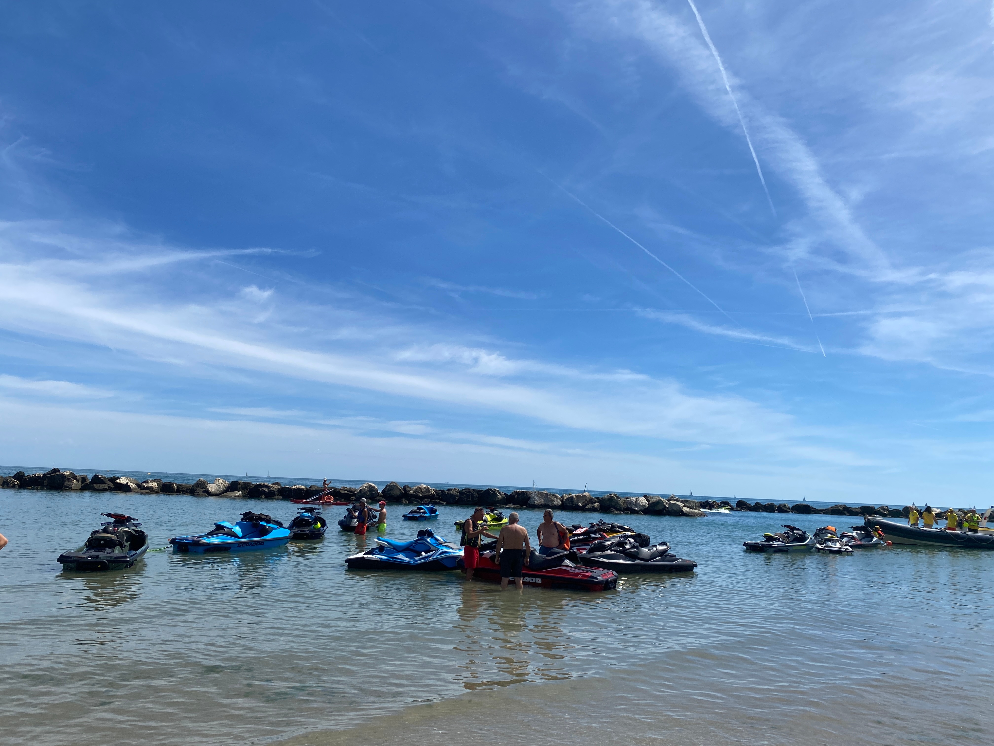 Persone in acqua accanto a diversi acquascooter Sea-Doo