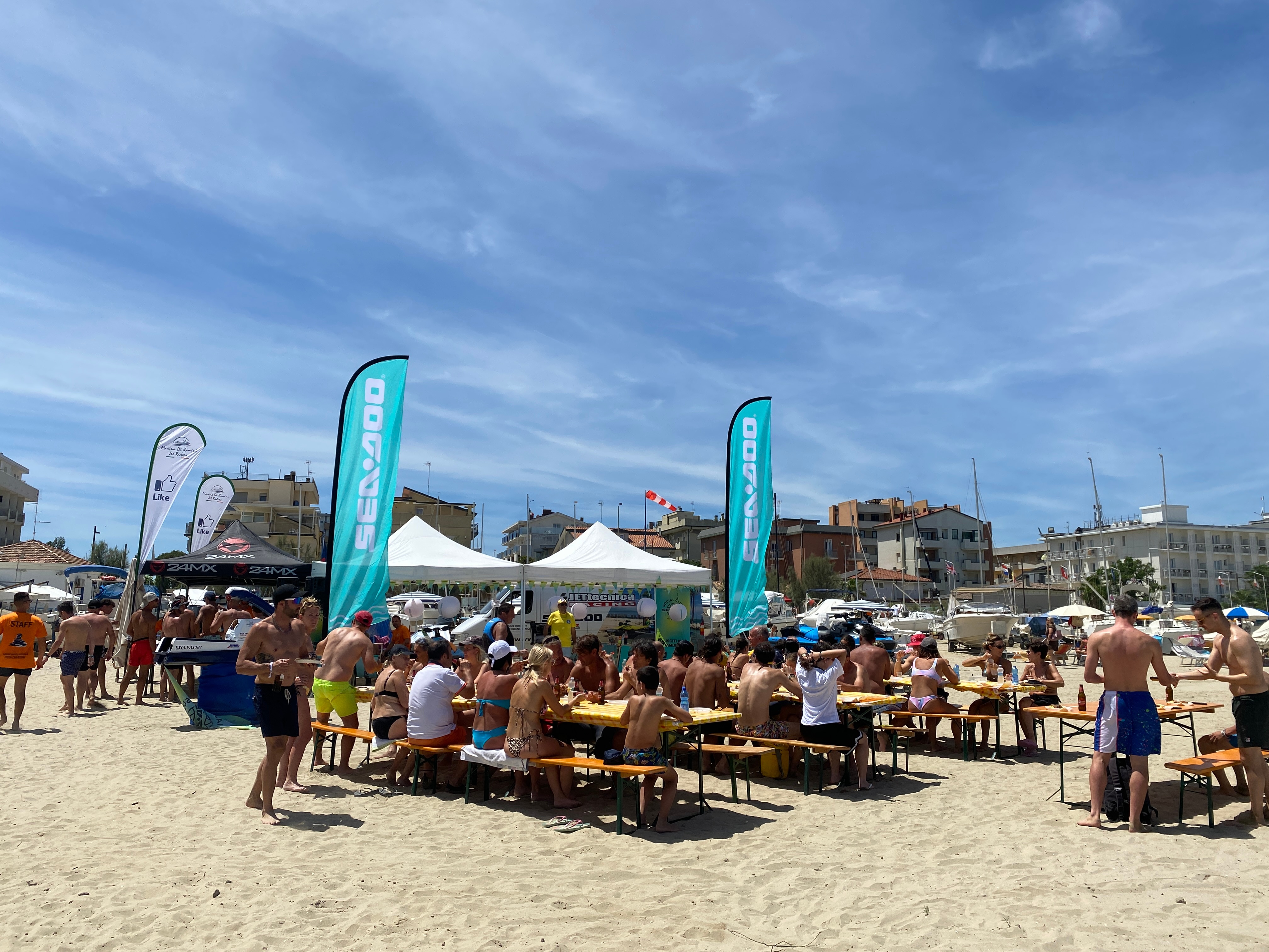 Appassionati di attività all'aperto che si godono il sole durante l'evento Sea-Doo Social Club