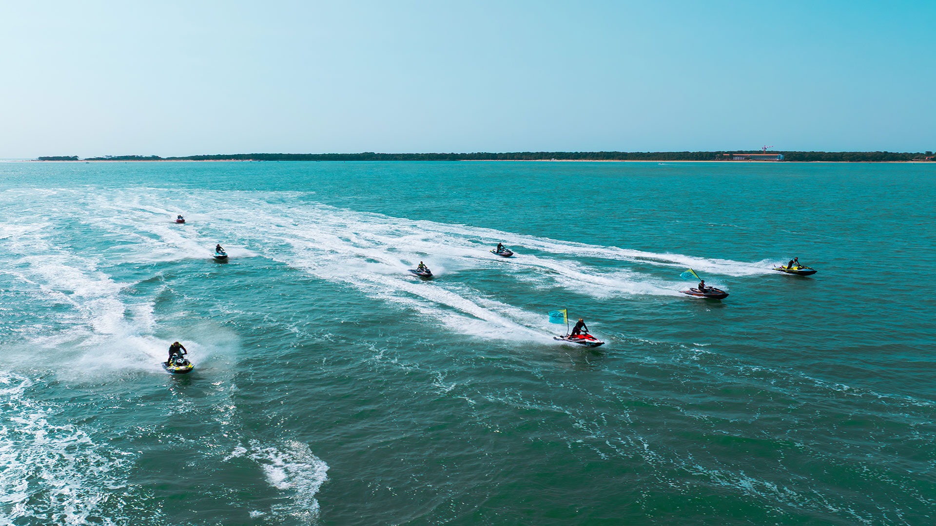 Plusieurs scooters des mers Sea-Doo allant à haute vitesse