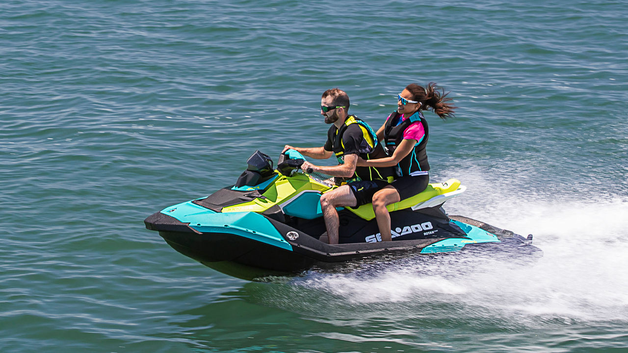 Pareja divirtiéndose en el agua sobre una Sea-Doo Spark