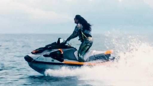 Kimi Werner, ambassadrice Sea-Doo, sur sa motomarine