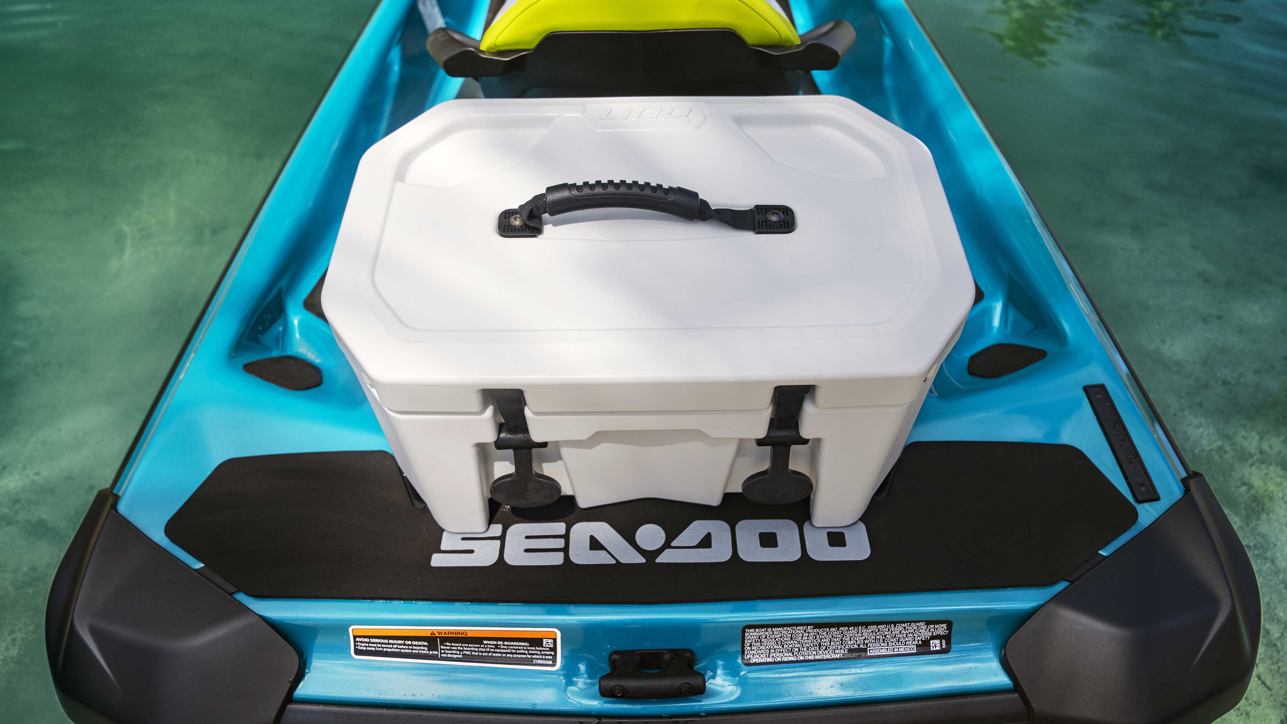 配有 LinQ 冷藏箱的 Sea-Doo 舒享艇 GTI SE 游泳平台
